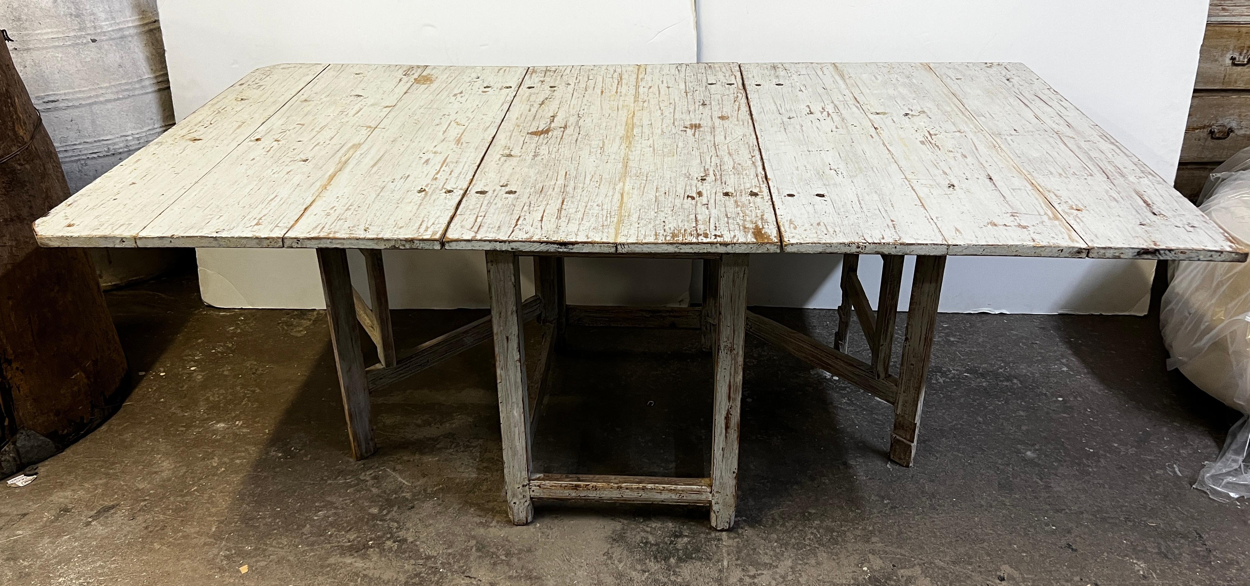 Schwedischer Gustavianischer klappbarer Tisch aus dem 19. Jahrhundert (Holz) im Angebot