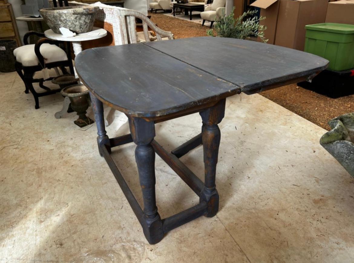Voici une belle et unique table suédoise gustavienne du début du 19e siècle qui présente une feuille tombante d'un seul côté avec un pied en forme de porte. Cette table est polyvalente puisqu'elle peut servir de console ou de table pour s'asseoir et