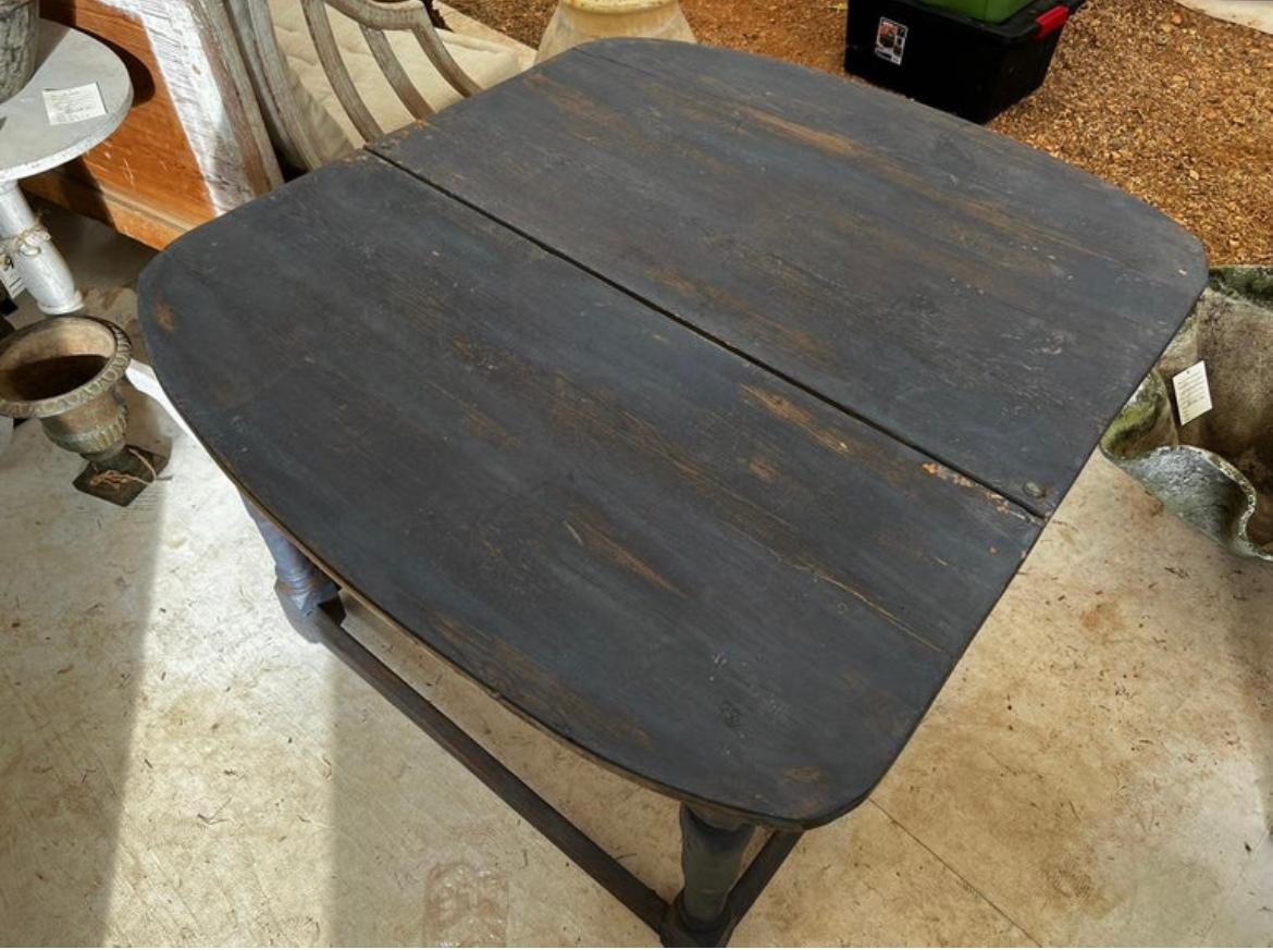 Schwedischer Gustavianischer klappbarer Tisch Wabi Sabi aus dem 19. Jahrhundert im Zustand „Gut“ im Angebot in San Angelo, TX