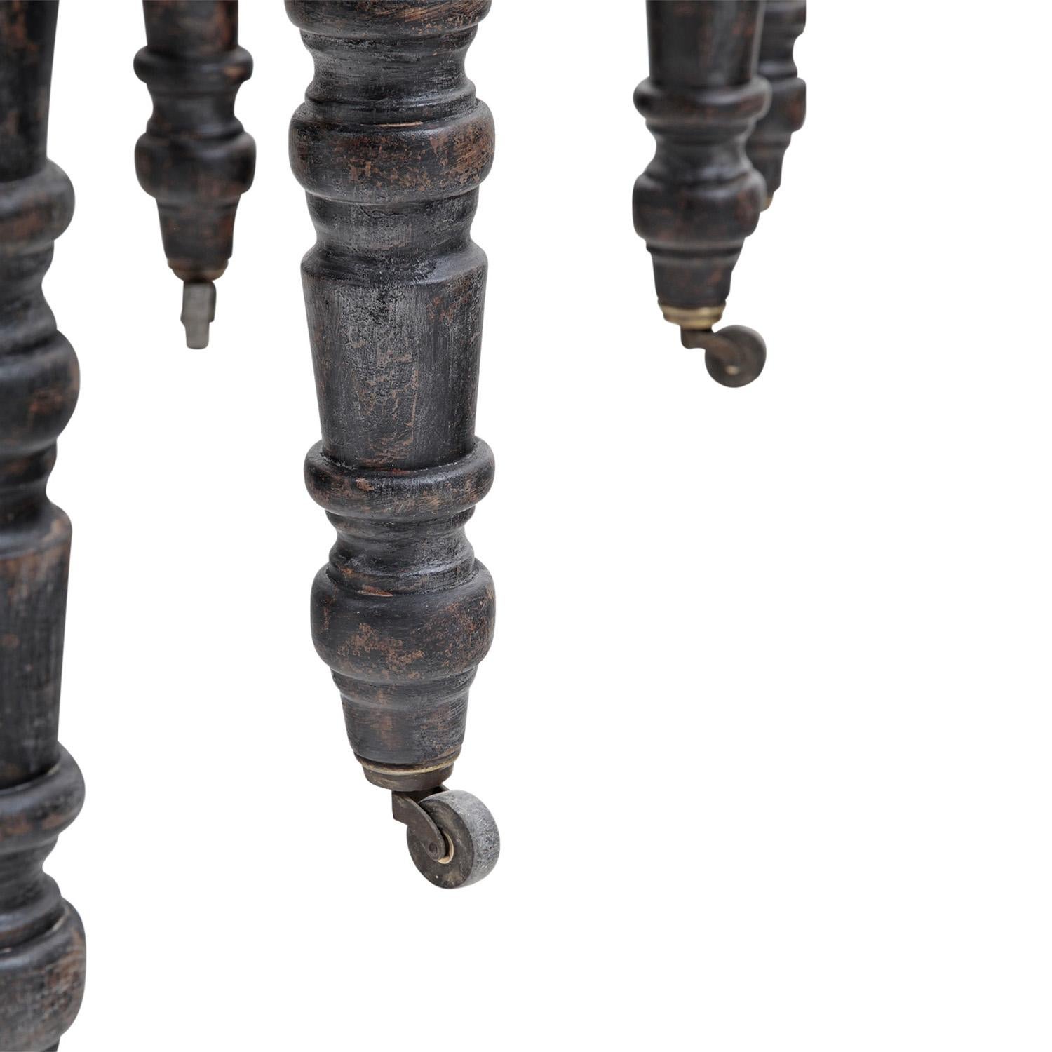 Schwedischer gustavianischer ausziehbarer antiker Kiefer-Esszimmertisch aus dem 19. im Angebot 1