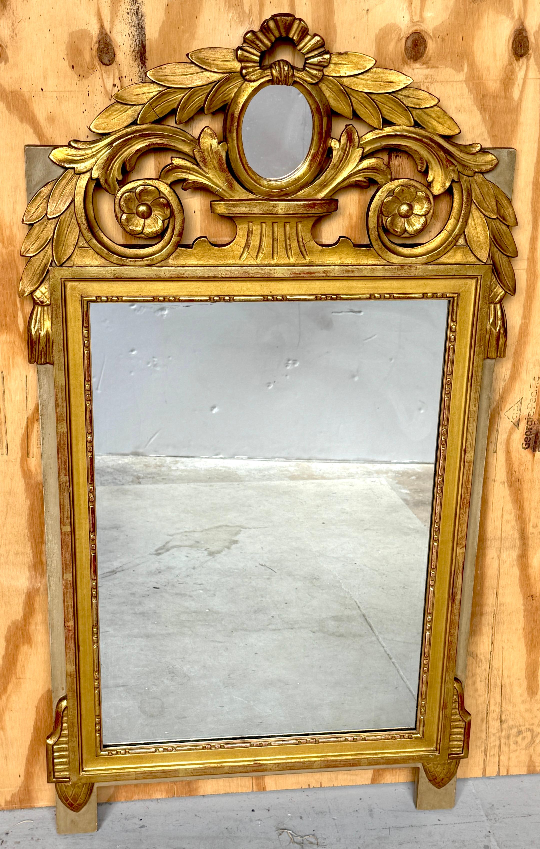 Espejo Neoclásico Sueco Gustaviano Dorado y Policromado Siglo XIX 

Este exquisito espejo sueco gustaviano del siglo XIX es un impresionante ejemplo de diseño neoclásico. El espejo presenta una parte superior tallada y decorada con un enrejado