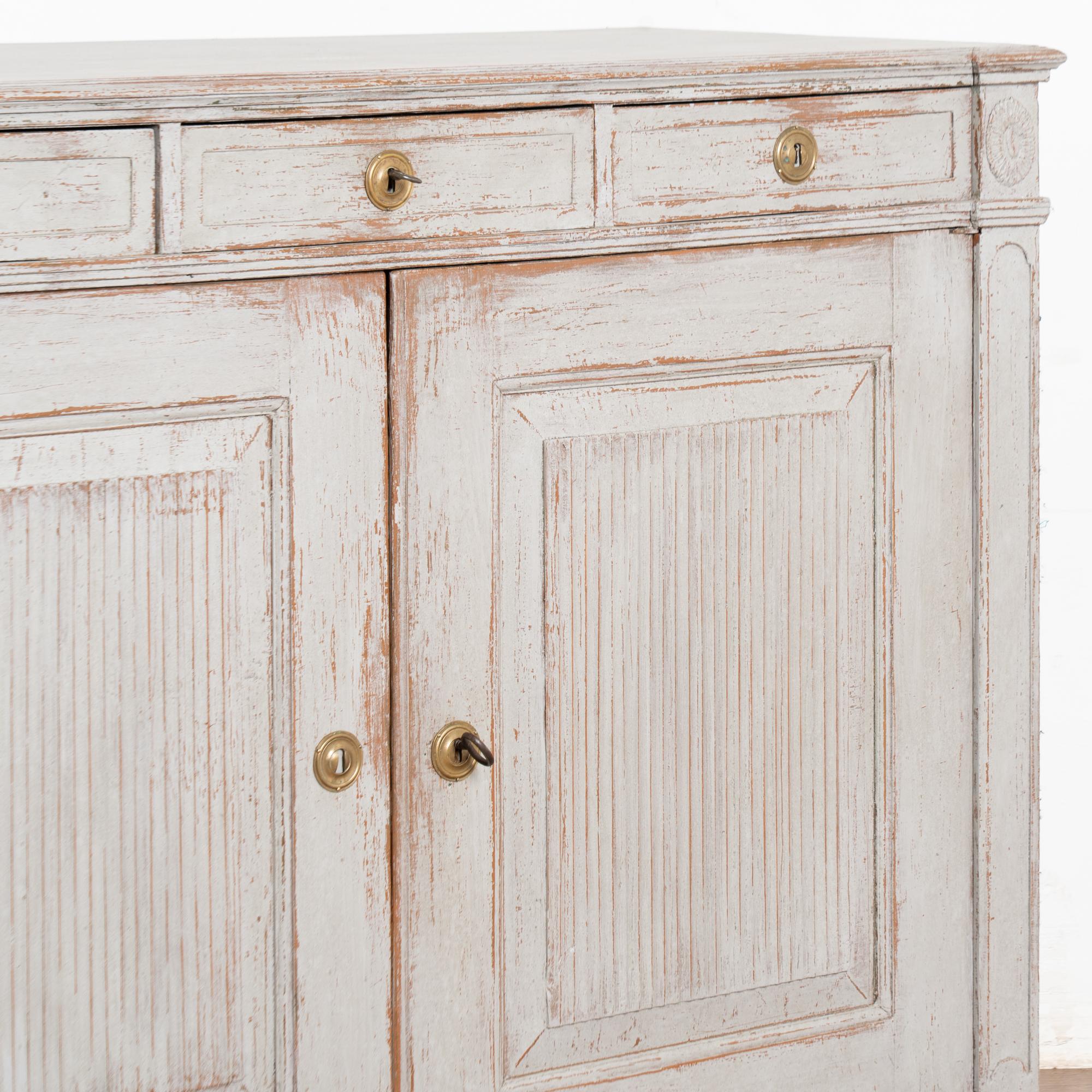 Credenza svedese gustaviana del XIX secolo in pino grigio, armadio buffet in vendita 4