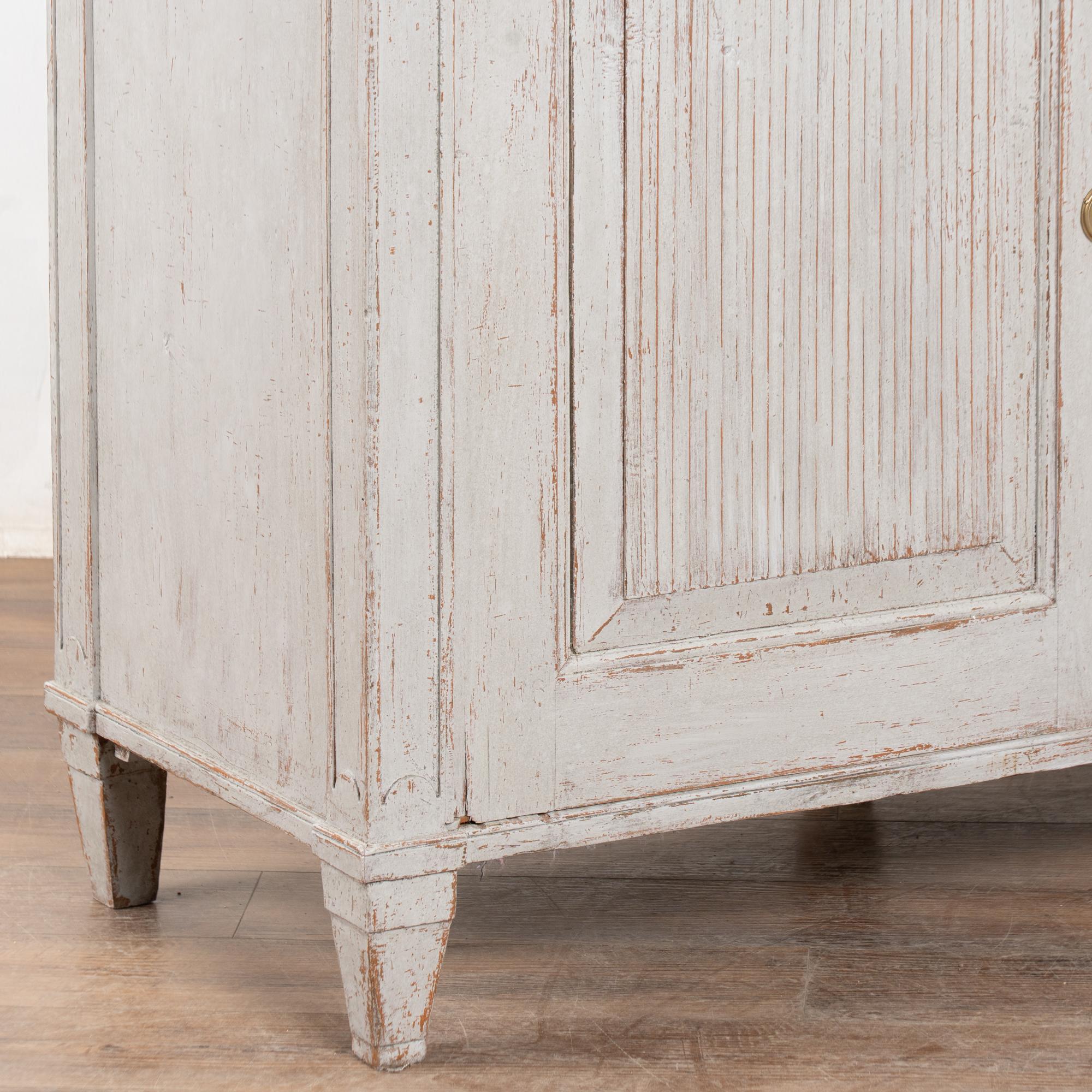 Credenza svedese gustaviana del XIX secolo in pino grigio, armadio buffet in vendita 5