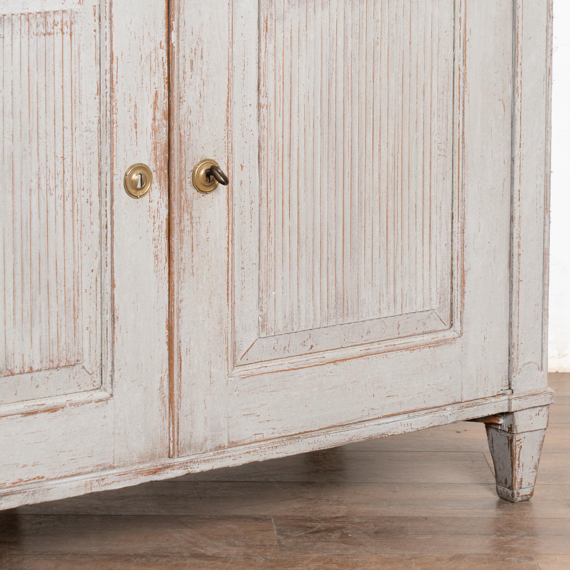 Credenza svedese gustaviana del XIX secolo in pino grigio, armadio buffet in vendita 6
