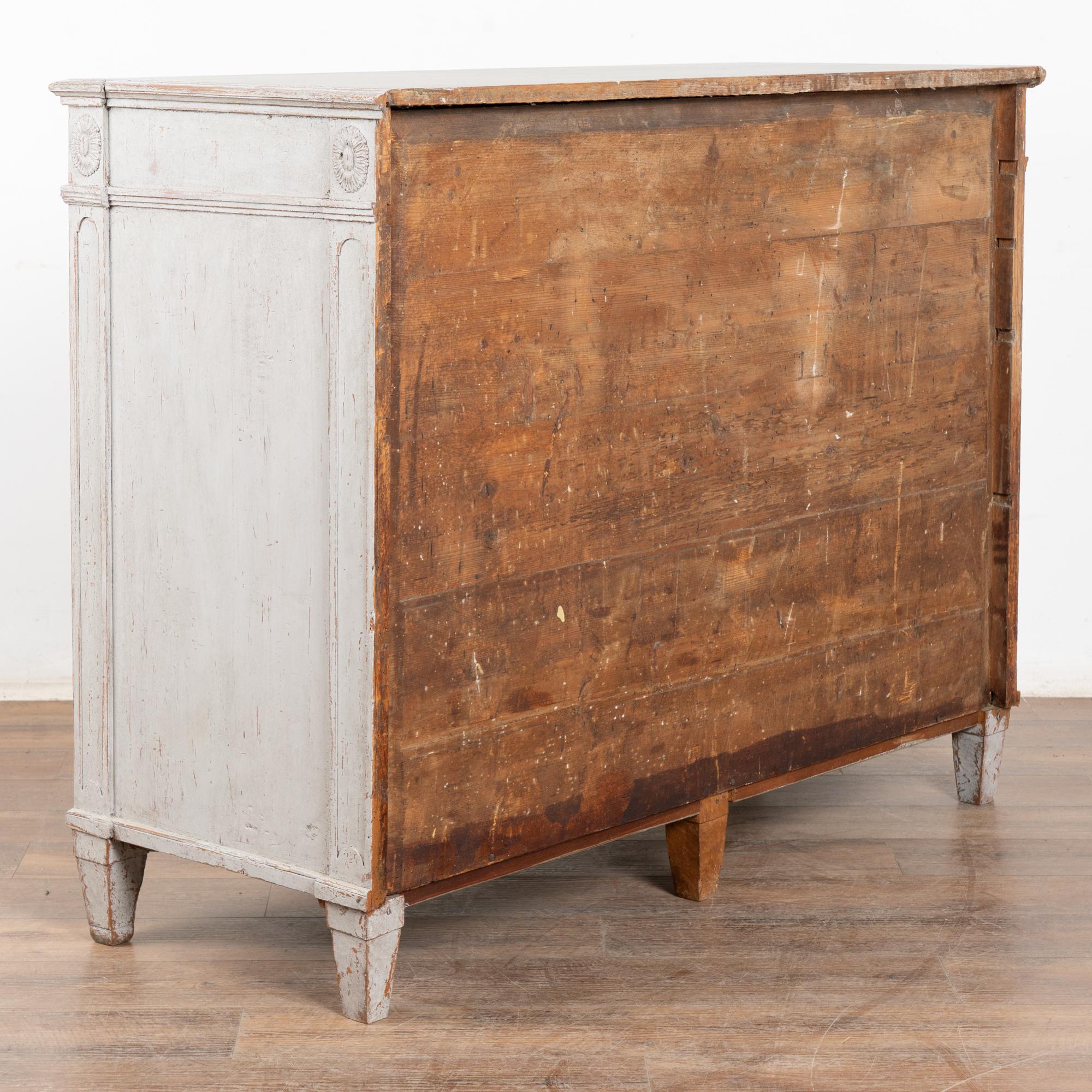 Credenza svedese gustaviana del XIX secolo in pino grigio, armadio buffet in vendita 7