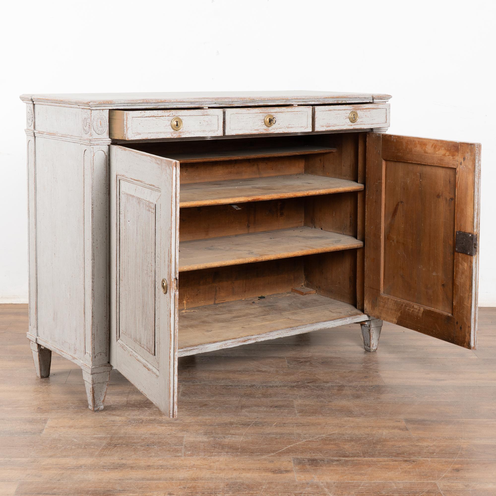 Gustaviano Credenza svedese gustaviana del XIX secolo in pino grigio, armadio buffet in vendita