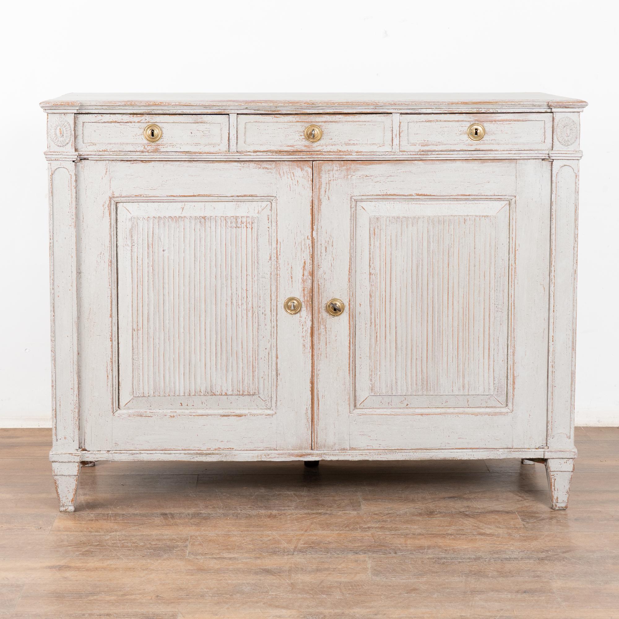 Svedese Credenza svedese gustaviana del XIX secolo in pino grigio, armadio buffet in vendita