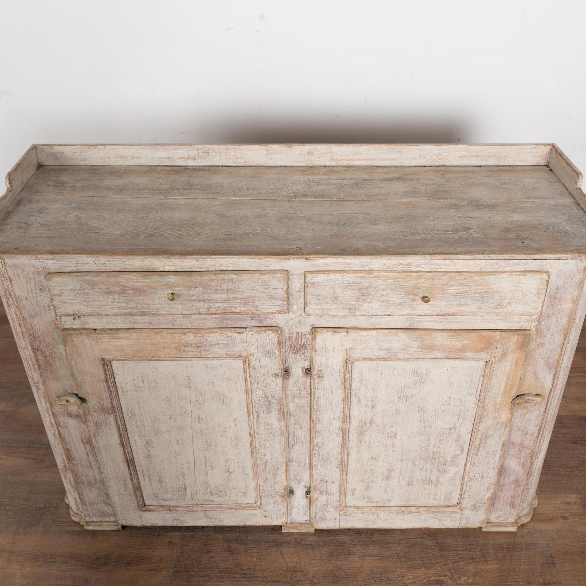Buffet en pin gris suédois gustavien du 19e siècle État moyen - En vente à Round Top, TX