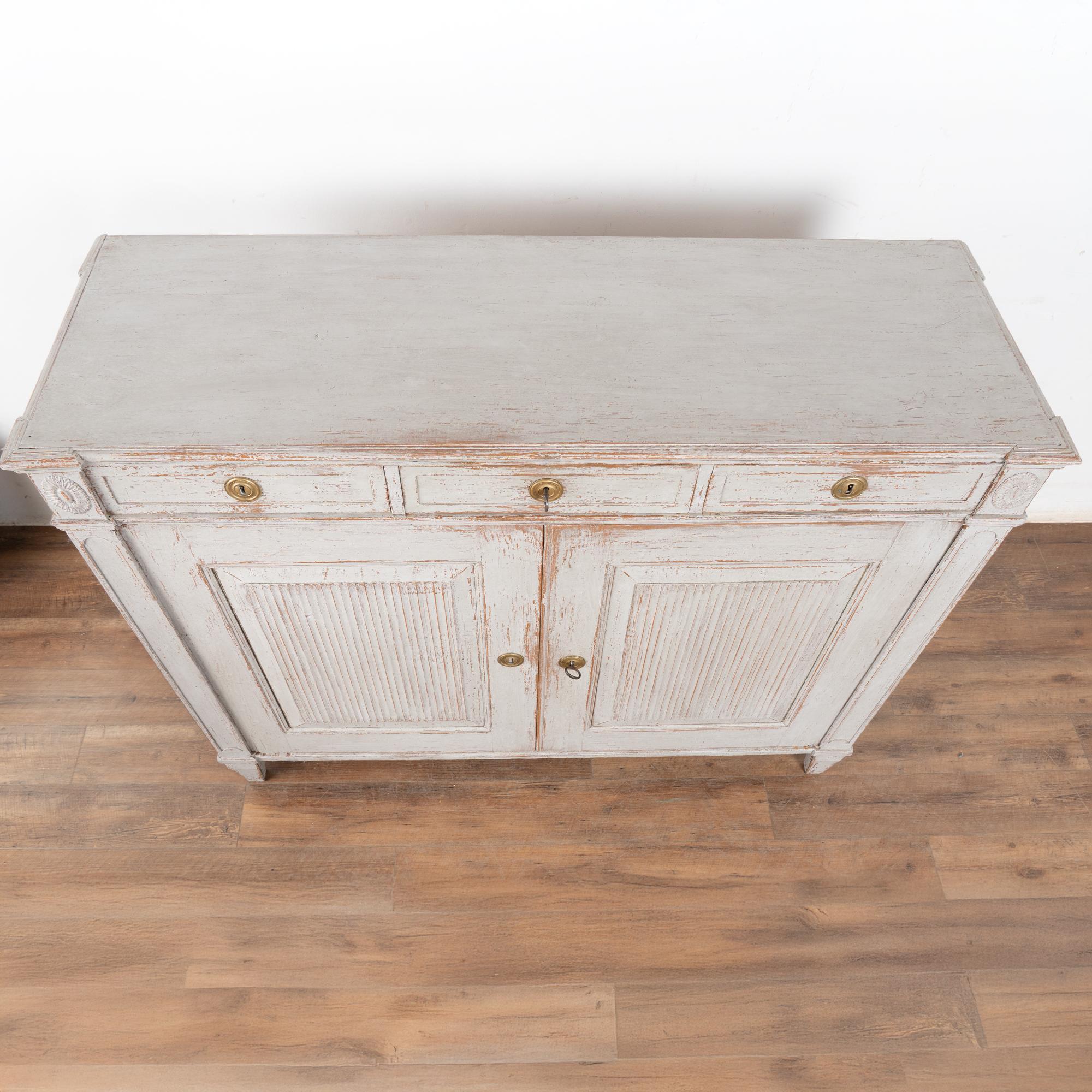 Credenza svedese gustaviana del XIX secolo in pino grigio, armadio buffet In condizioni buone in vendita a Round Top, TX