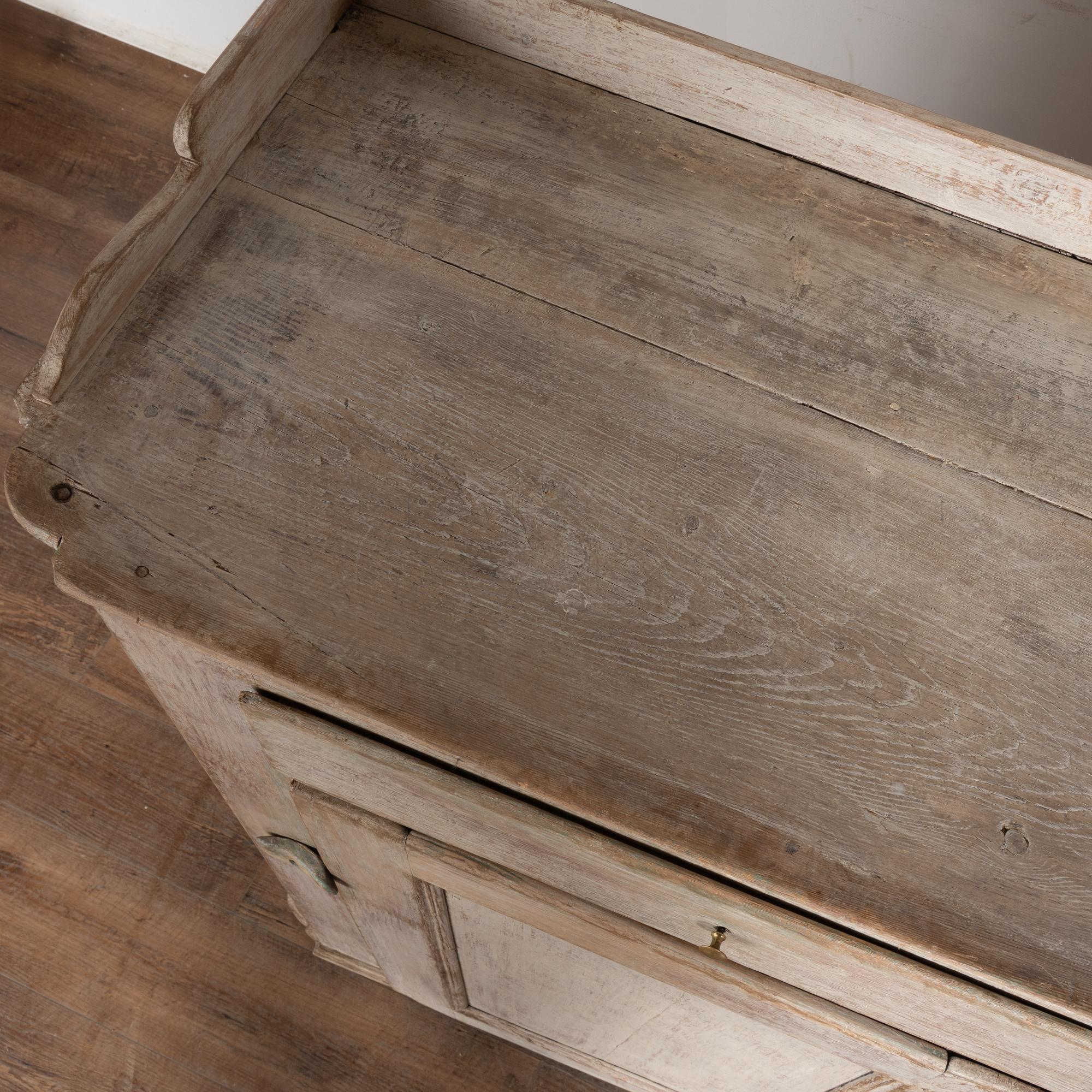 XIXe siècle Buffet en pin gris suédois gustavien du 19e siècle en vente