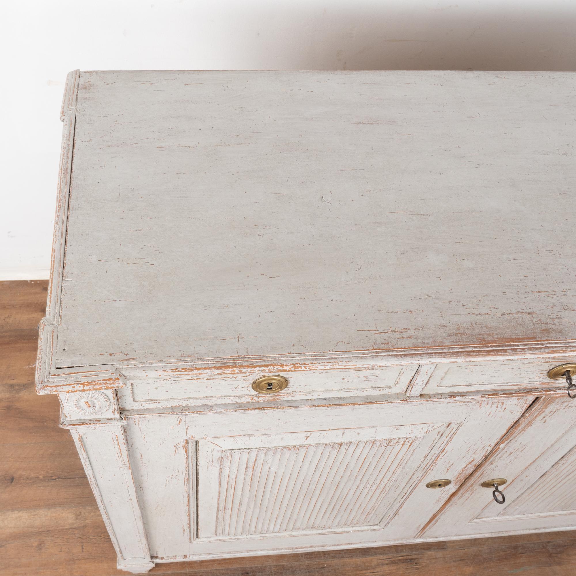 Pino Credenza svedese gustaviana del XIX secolo in pino grigio, armadio buffet in vendita