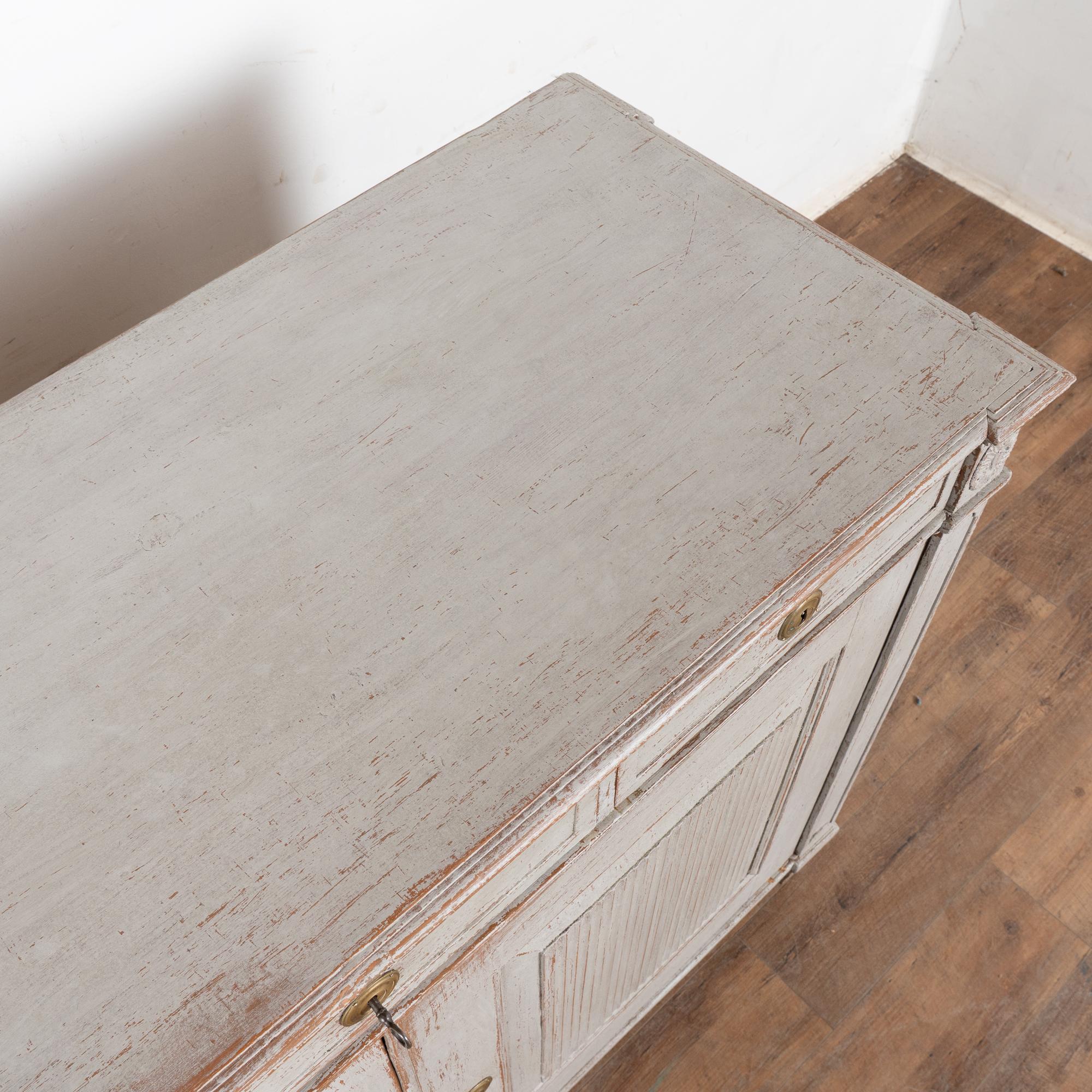 Credenza svedese gustaviana del XIX secolo in pino grigio, armadio buffet in vendita 1