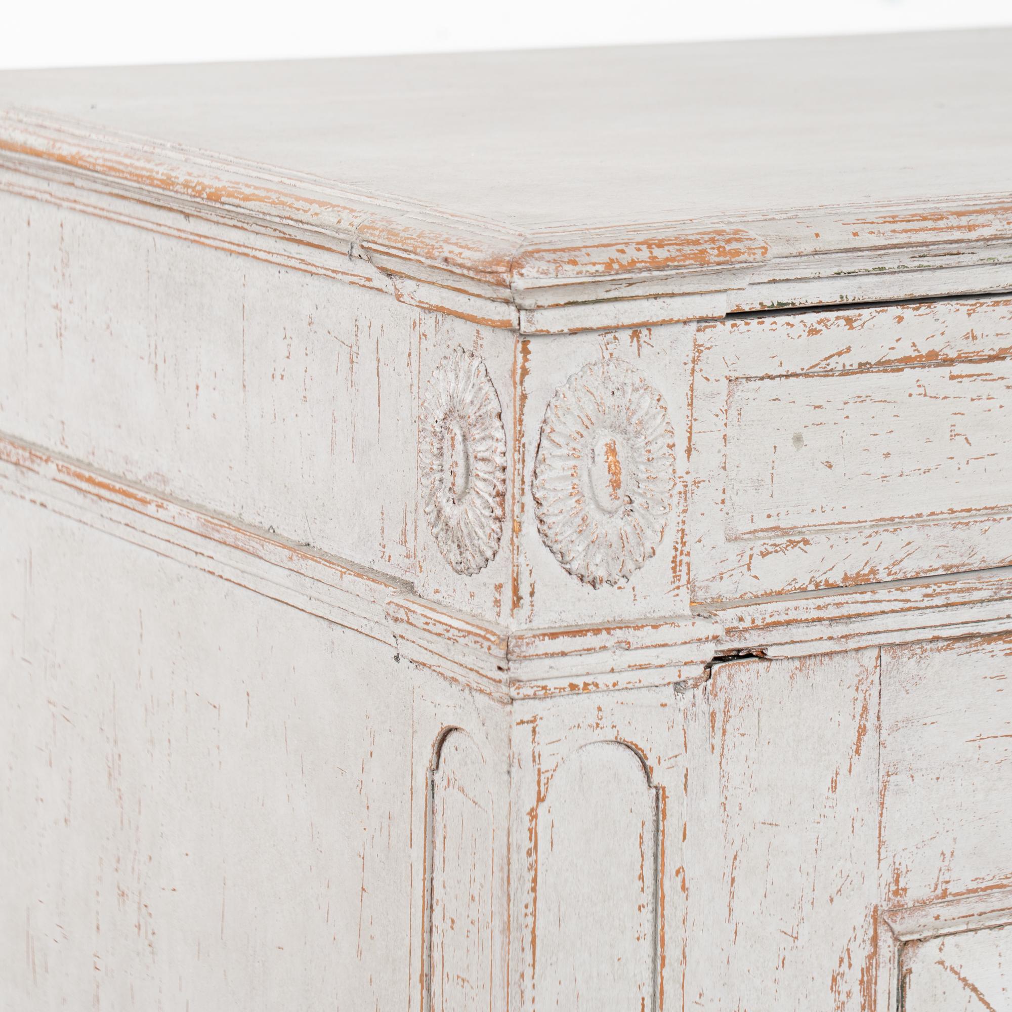 Credenza svedese gustaviana del XIX secolo in pino grigio, armadio buffet in vendita 2