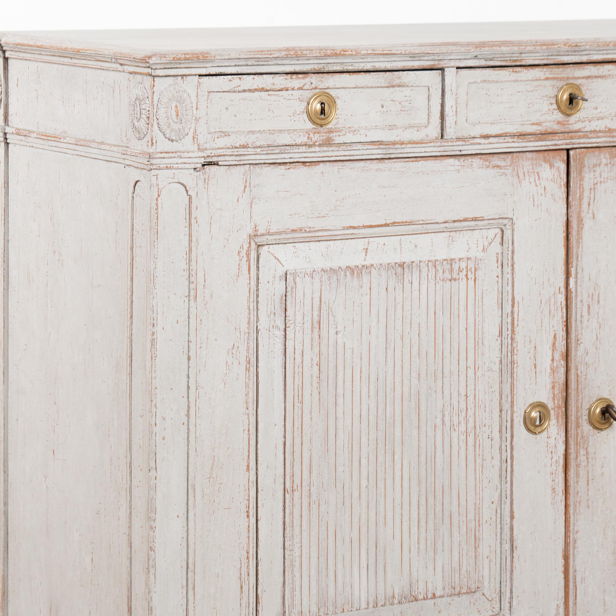Credenza svedese gustaviana del XIX secolo in pino grigio, armadio buffet in vendita 3