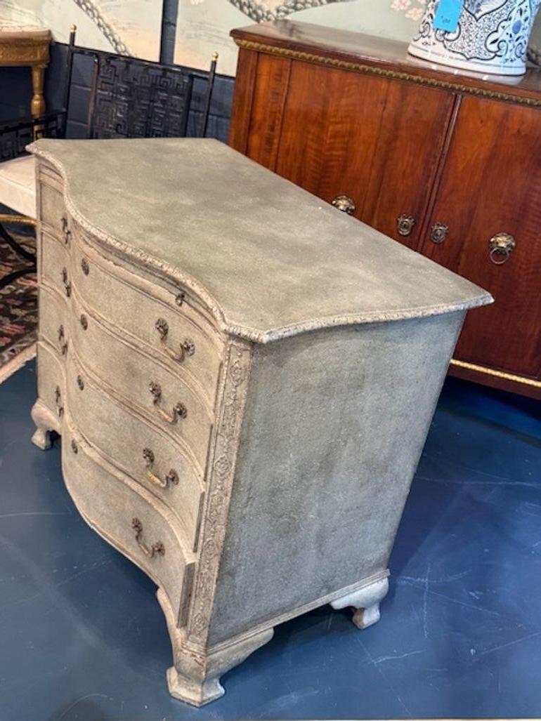 Le coffre suédois Gustavian Grey du XIXe siècle est un meuble de belle facture, de couleur grise classique et de modèle Gustavian caractéristique. Cette commode respire l'élégance et le style intemporel, ce qui en fait un complément idéal pour tout