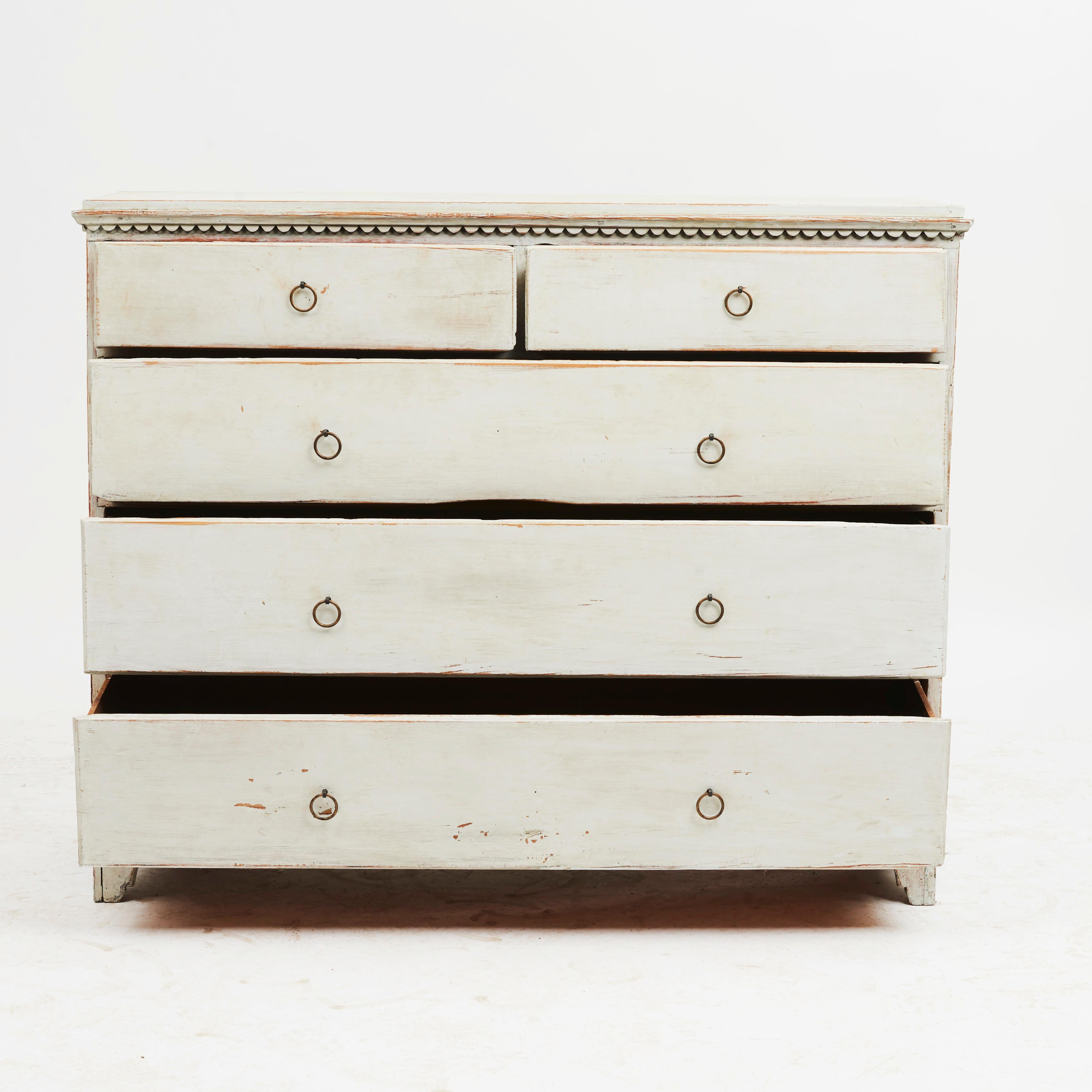 Swedish Gustavian chest of drawers. White / light grey.
Four drawers, square top over dentil molding.
Northern Sweden, circa 1840.
