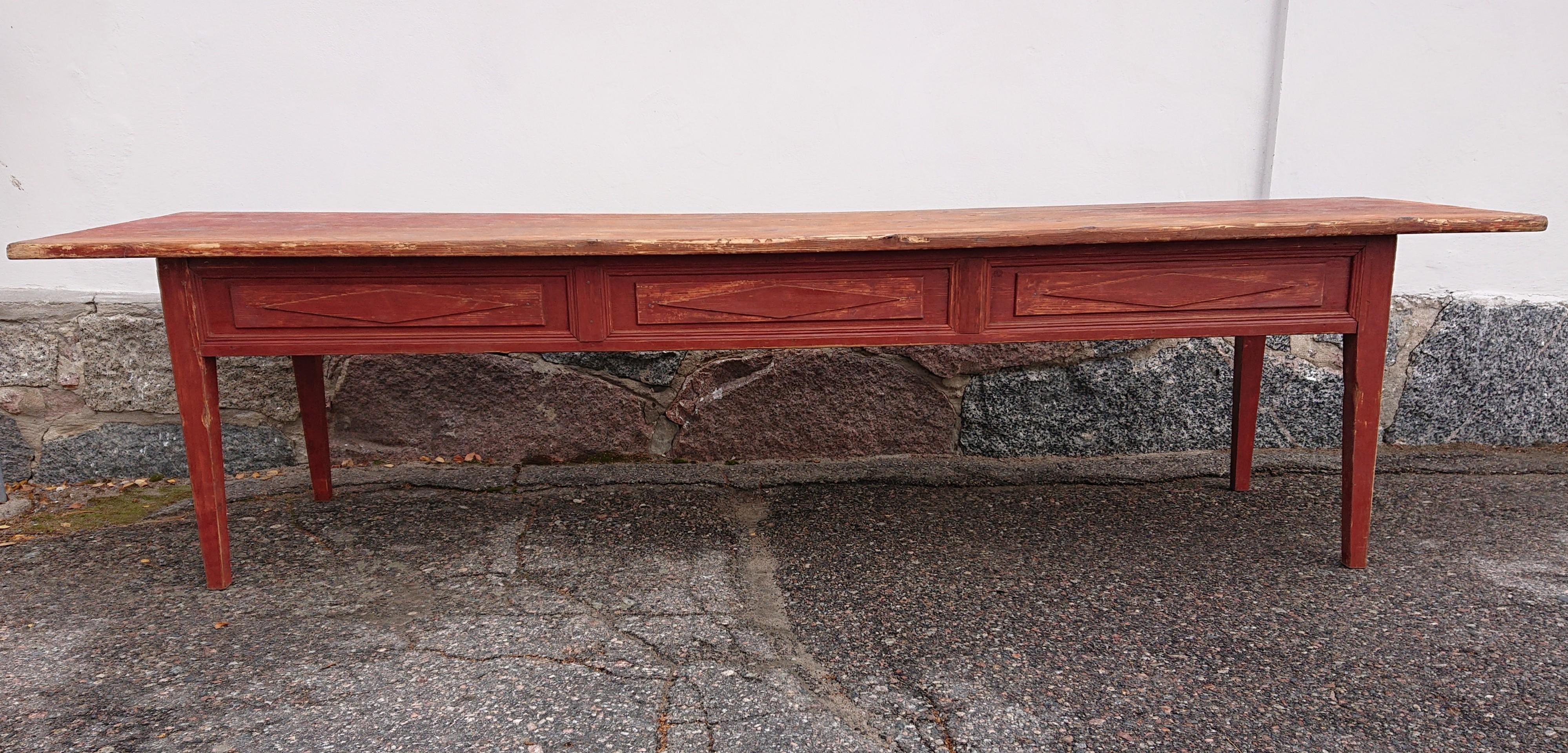 19th Century Swedish Gustavian long table from Tornedalen, North of Sweden.
A magnificent long Gustavian table from Tornedalen, in Northern Sweden.( 302 cm)
Hand scraped carefully for its well-preserved original painting.
Nice carved details in