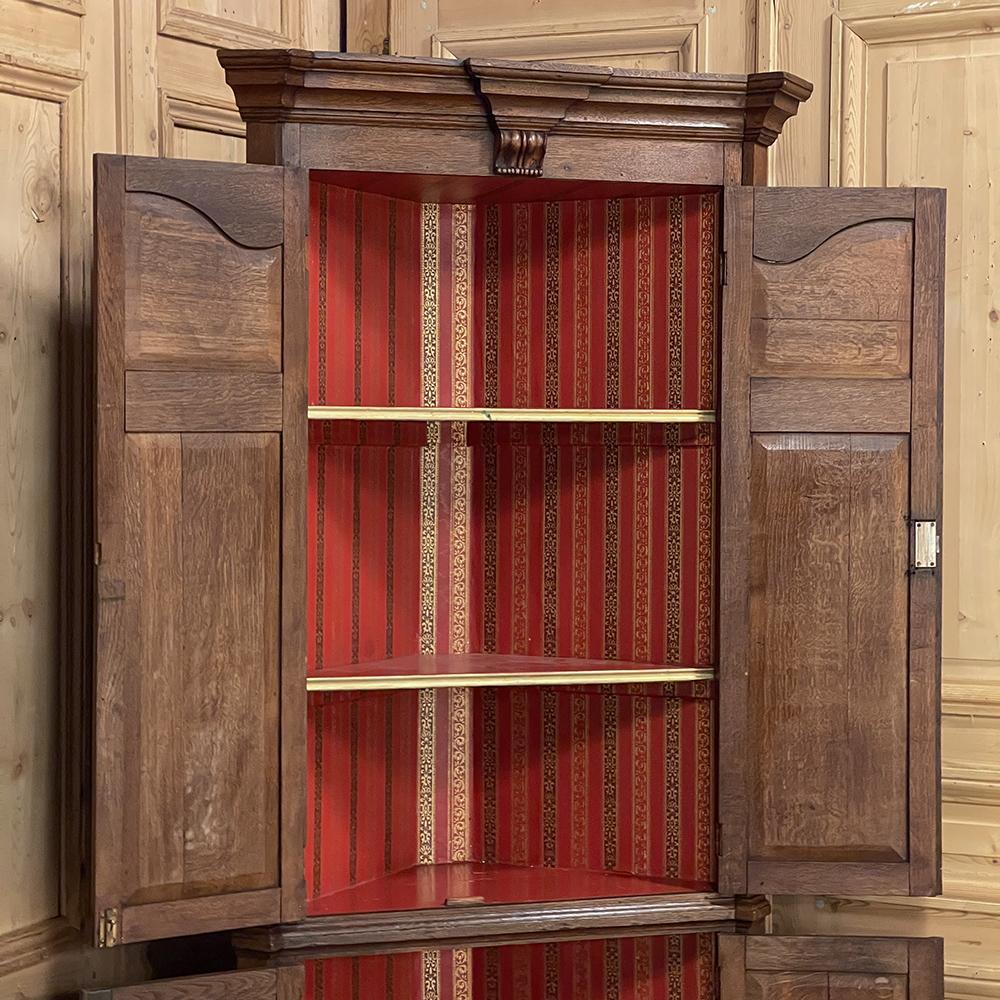 Chêne Armoire d'angle néoclassique suédoise du 19ème siècle de style gustavien en vente