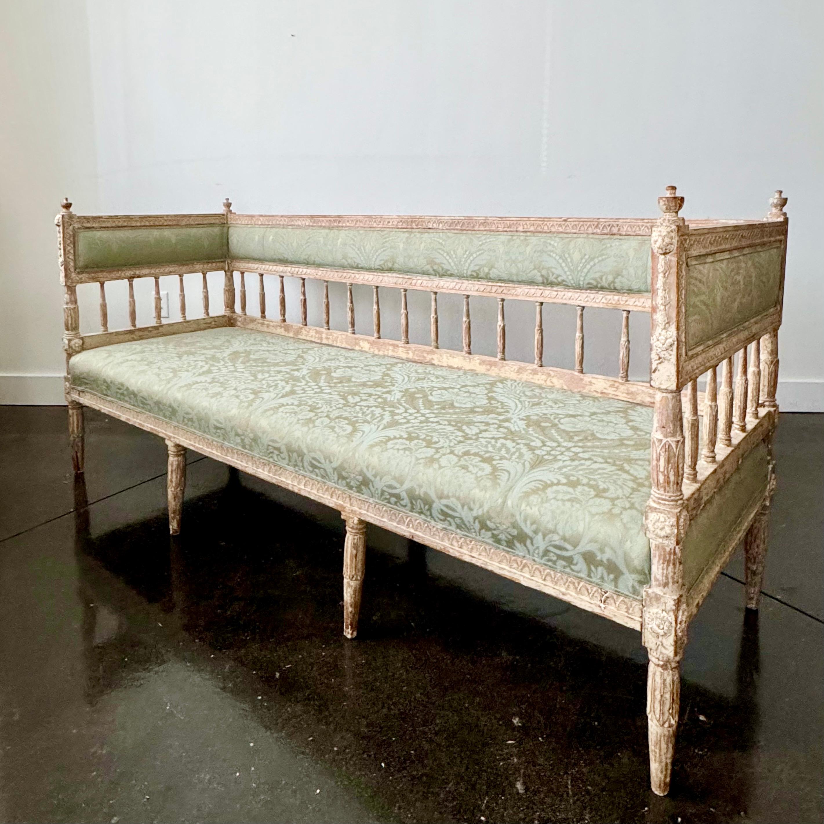Elegante canapé sueco de época Gustaviana / Neoclásica del siglo XIX, con marco de madera bellamente tallada y raspada hasta su pátina desgastada más original -
con restos de pintura vieja.
Suecia, hacia 1810
