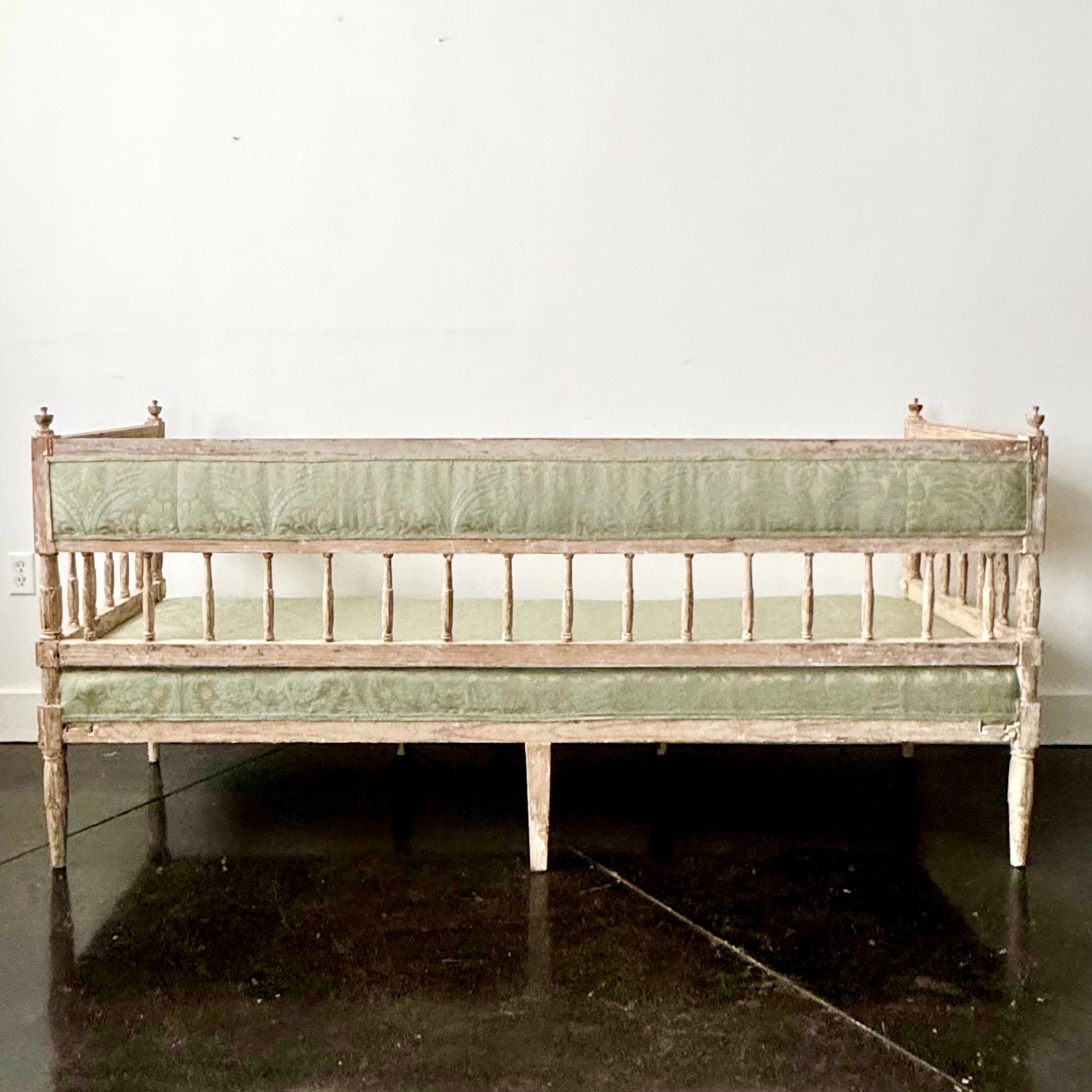 Sofá Settee de la época Gustaviana / Neoclásica sueca del siglo XIX Tallado a mano en venta