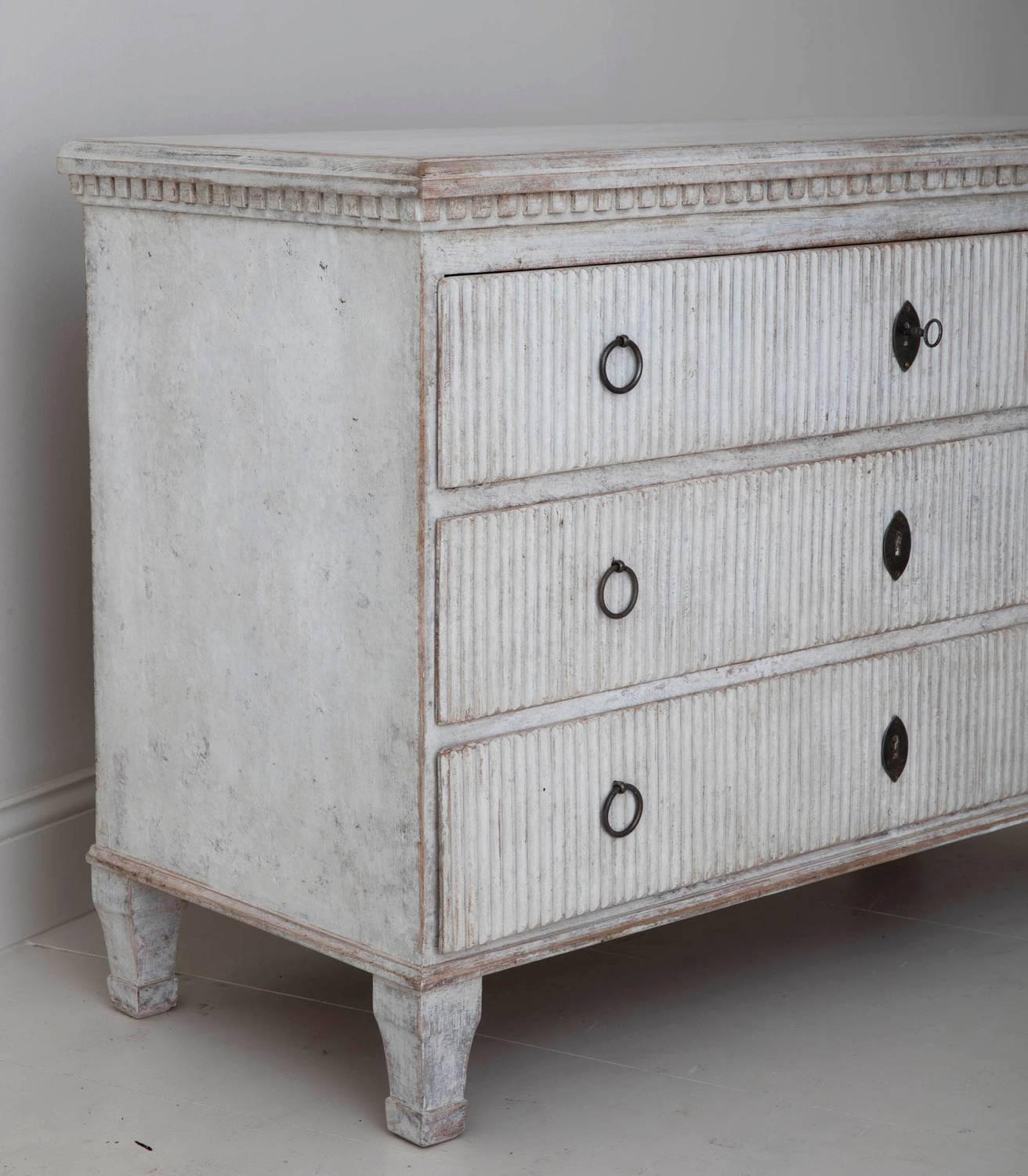 19th Century Swedish Gustavian Painted Commode In Excellent Condition In Wichita, KS