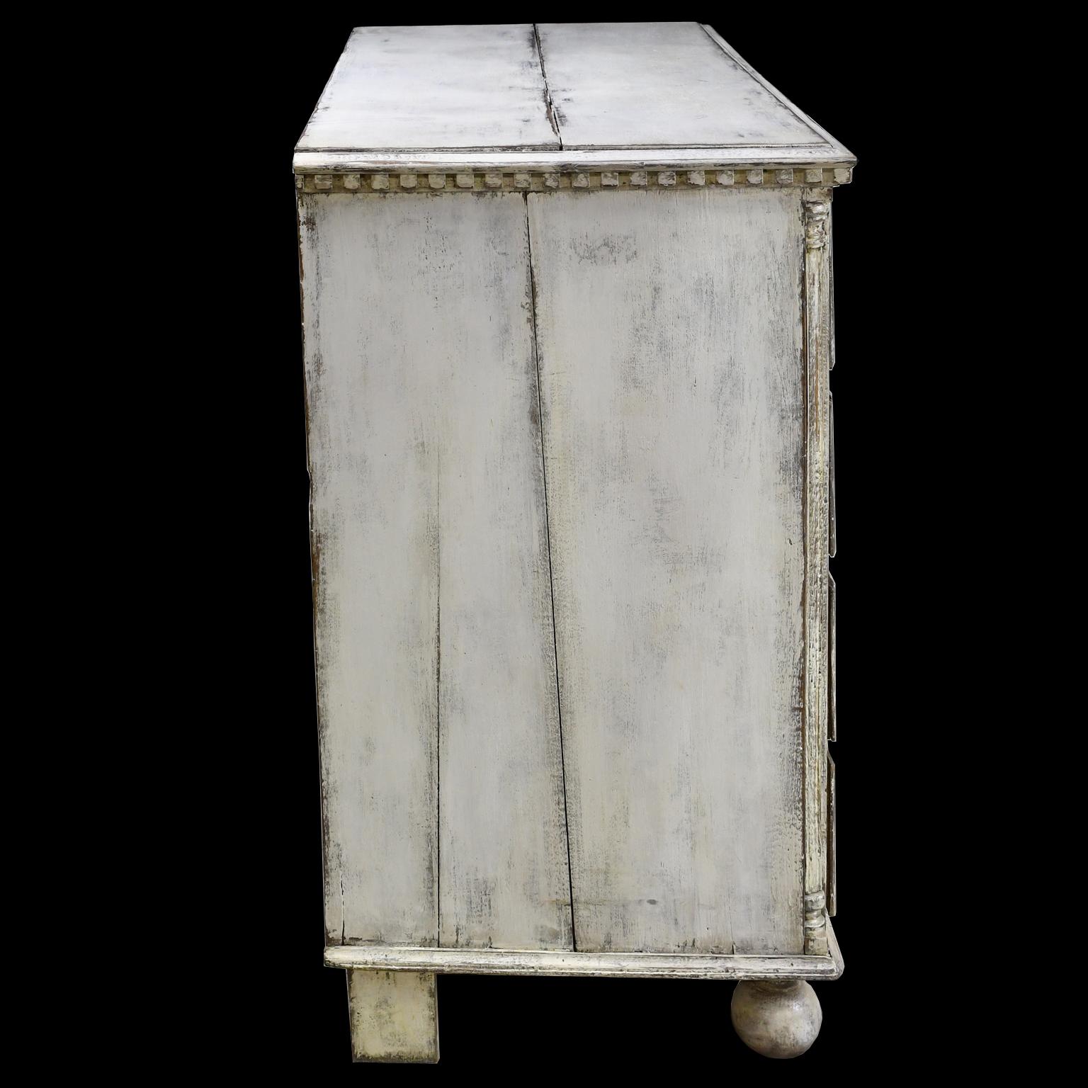 18th Century Swedish Gustavian Grey/ White Painted Commode/ Chest of Drawers In Good Condition For Sale In Miami, FL