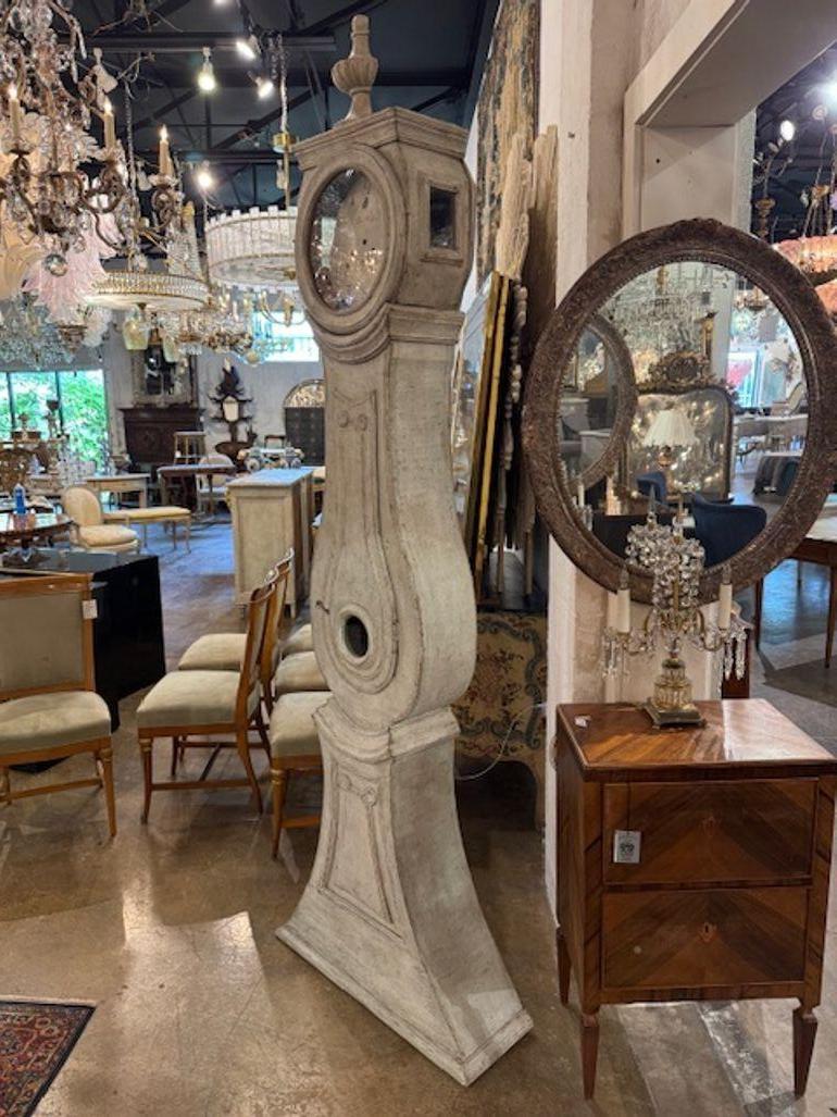 Reloj de pie sueco del siglo XIX pintado a la Gustaviana Gustaviano en venta