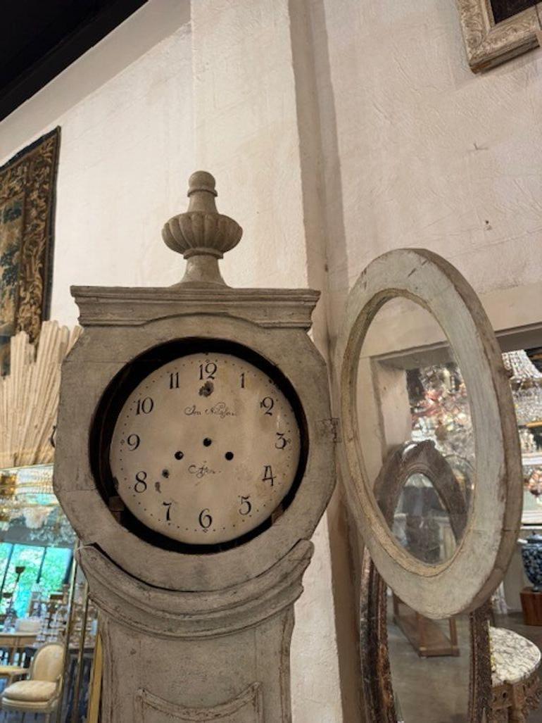 Reloj de pie sueco del siglo XIX pintado a la Gustaviana Sueco en venta