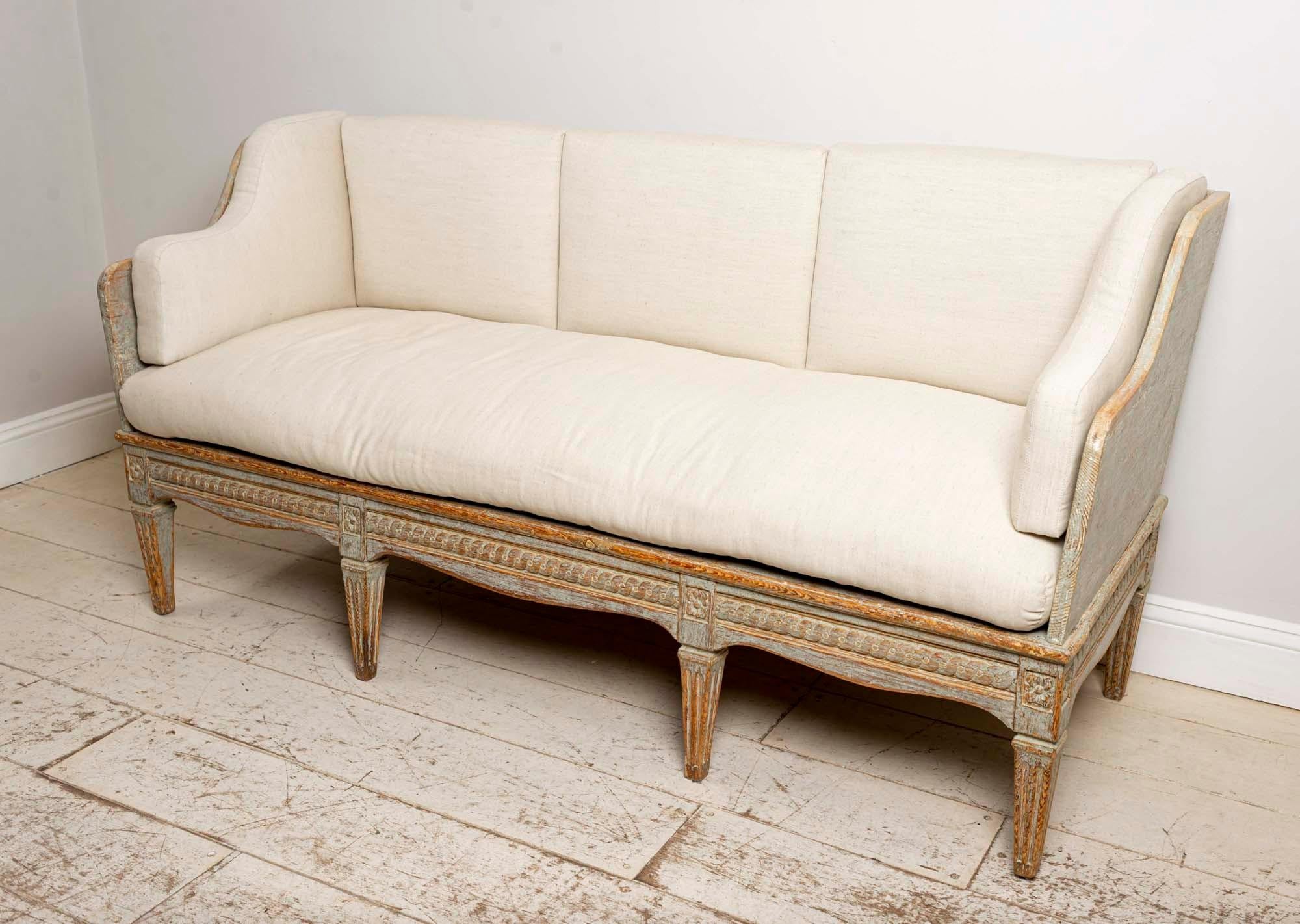 19th Century Swedish Gustavian Painted Gustavian Trag Sofa with Original Paint In Good Condition In London, GB