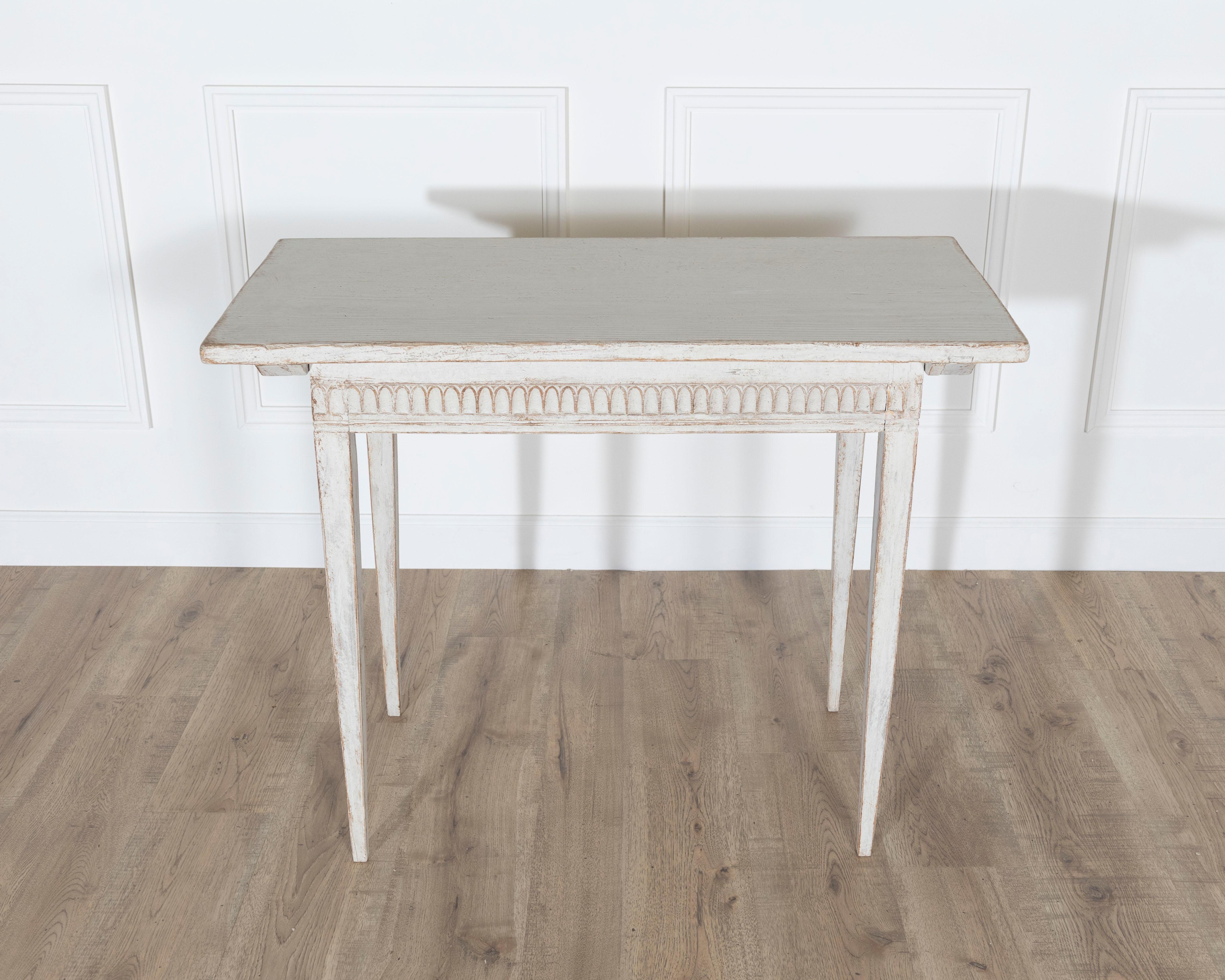 Questo raffinato tavolino svedese gustaviano del XIX secolo incarna la semplicità senza tempo e l'eleganza understated.design caratteristica del design scandinavo. Realizzato in legno di pino e conservando tracce della sua superficie originale