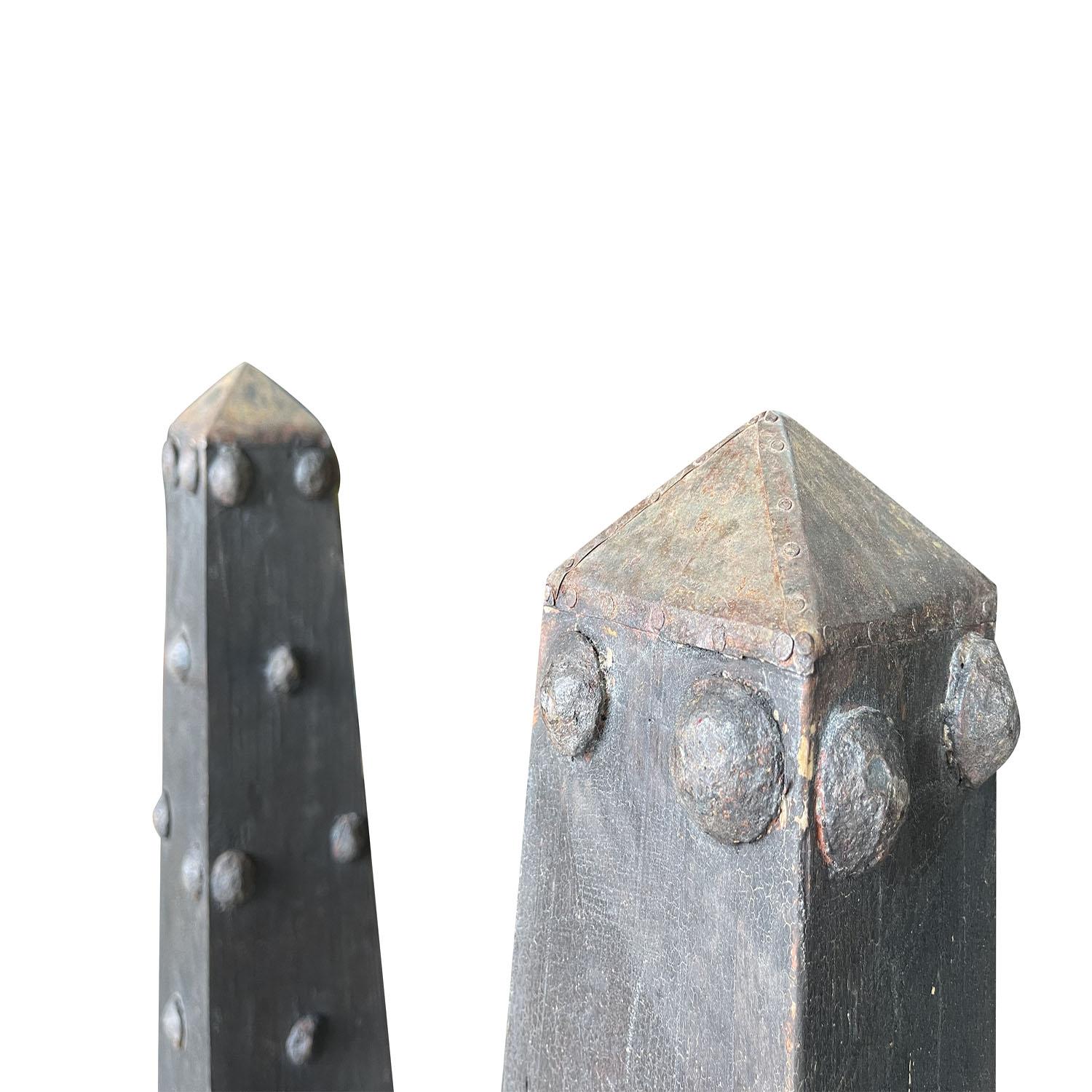 Sculpté à la main Paire de grands obélisques en pin de style suédois gustavien du 19e siècle - Décoration scandinave en vente