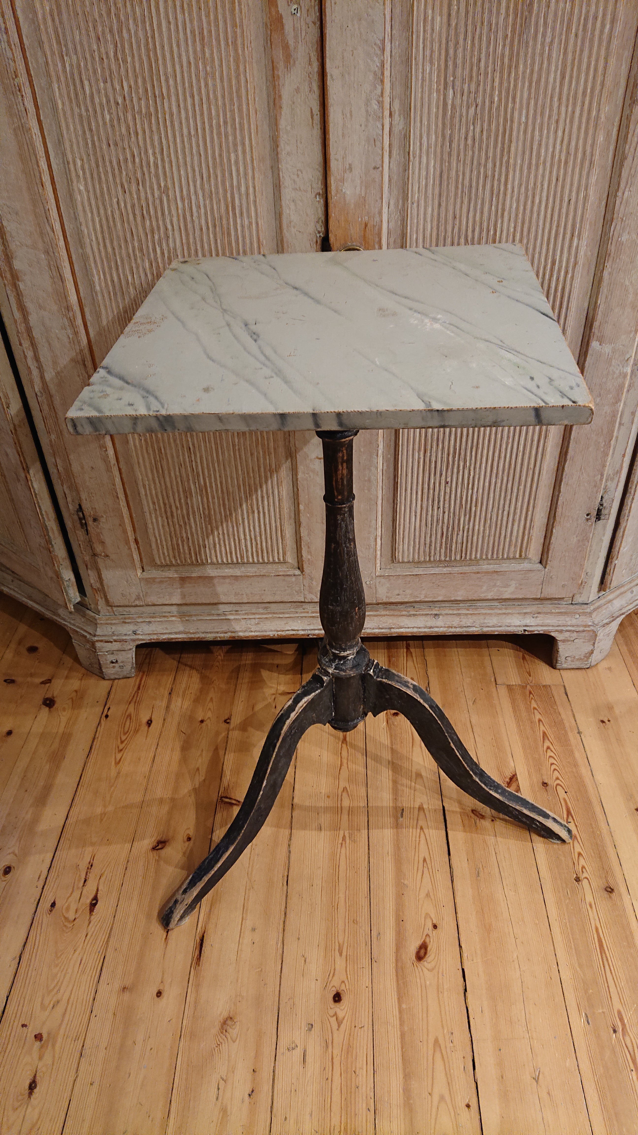 Early 19th Century Swedish Gustavian Pedestal table from Boden Norrbotten, Northern Sweden.
A charming classic early 19th Century Swedish Pedestal table with turned base supported by beautifully carved legs.
The top is untouched originalpaint with