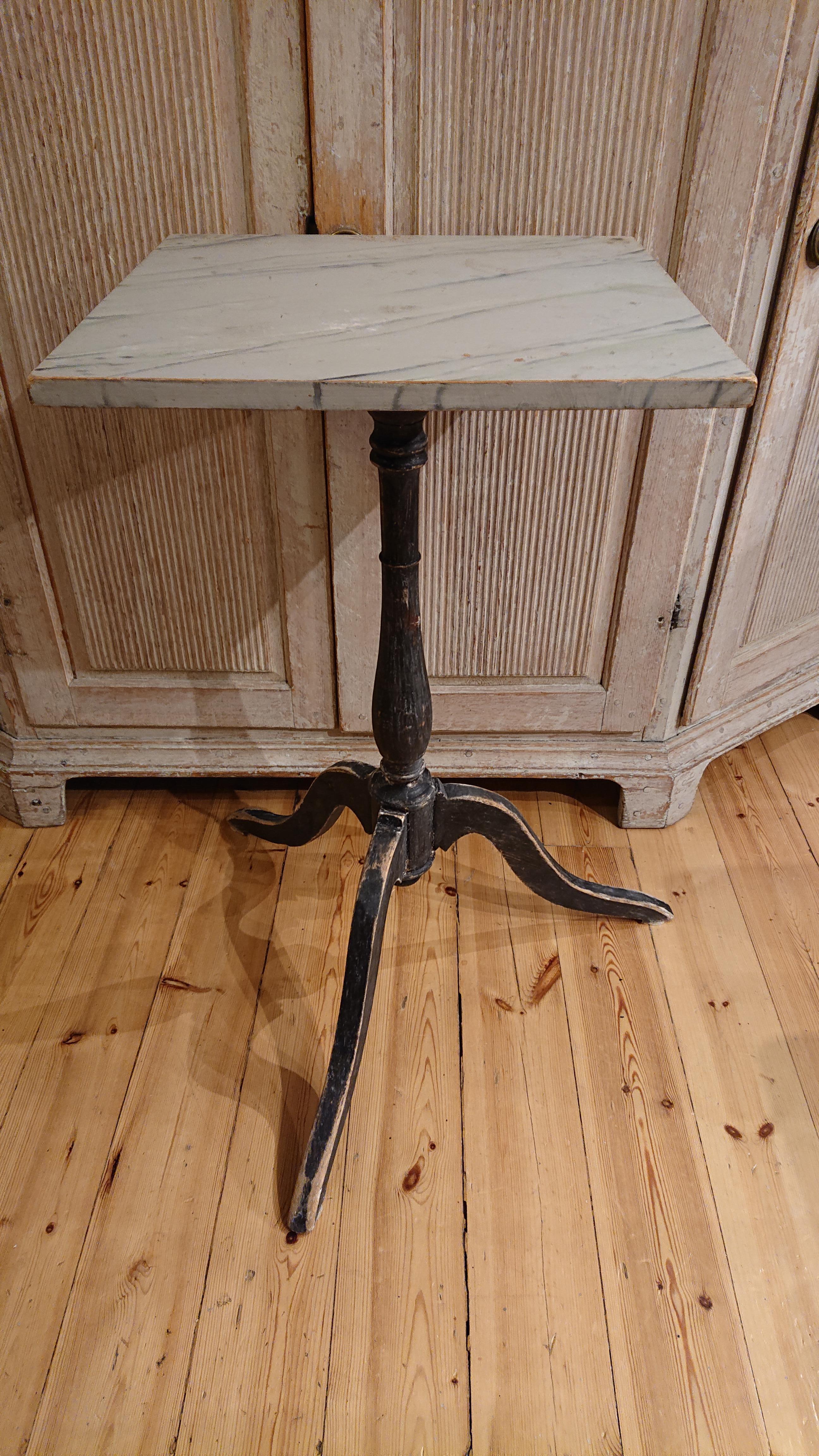 19th Century Swedish Gustavian Pedestal Table with Original Paint Antiques In Good Condition For Sale In Boden, SE