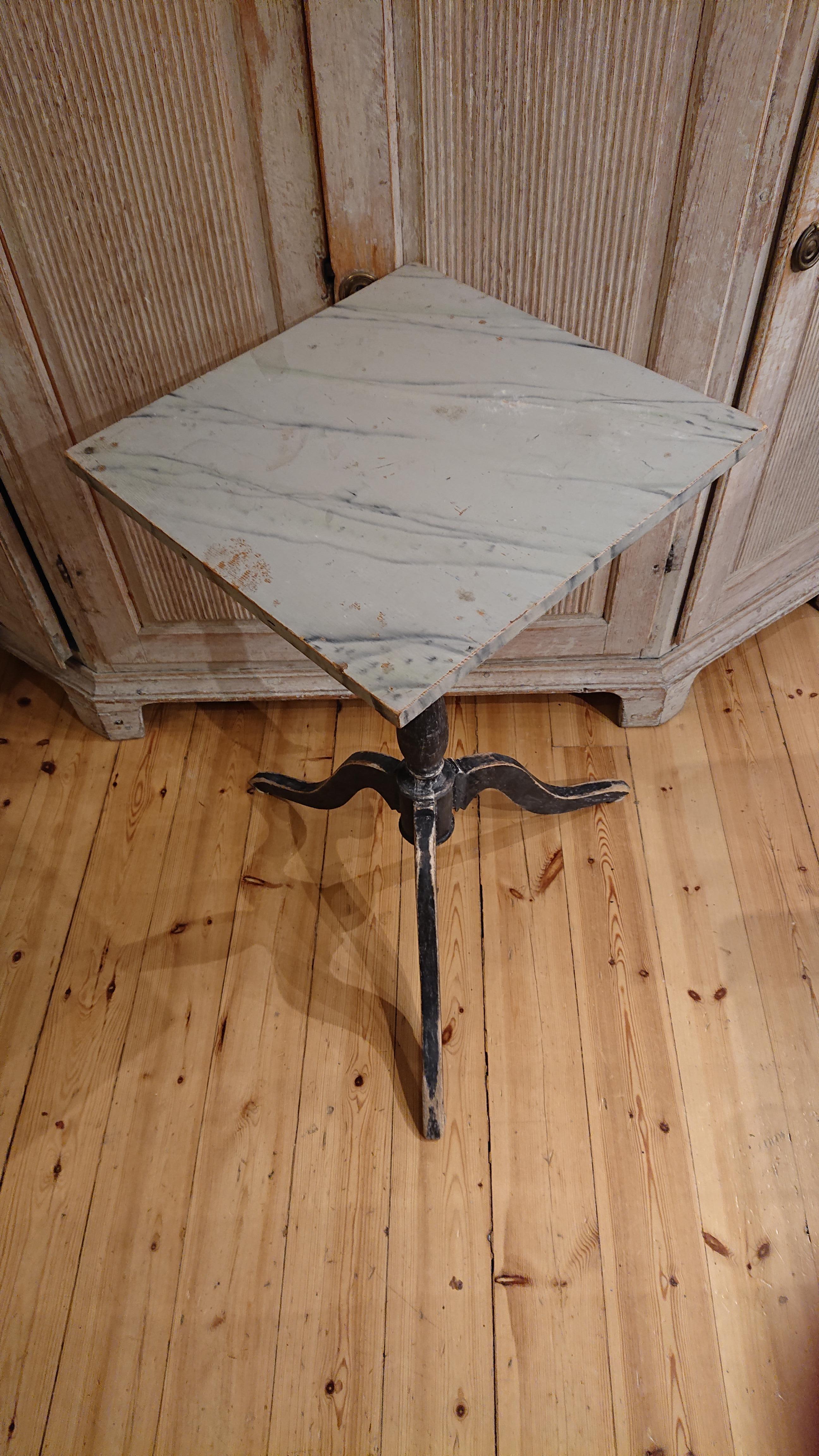 19th Century Swedish Gustavian Pedestal Table with Original Paint Antiques For Sale 1