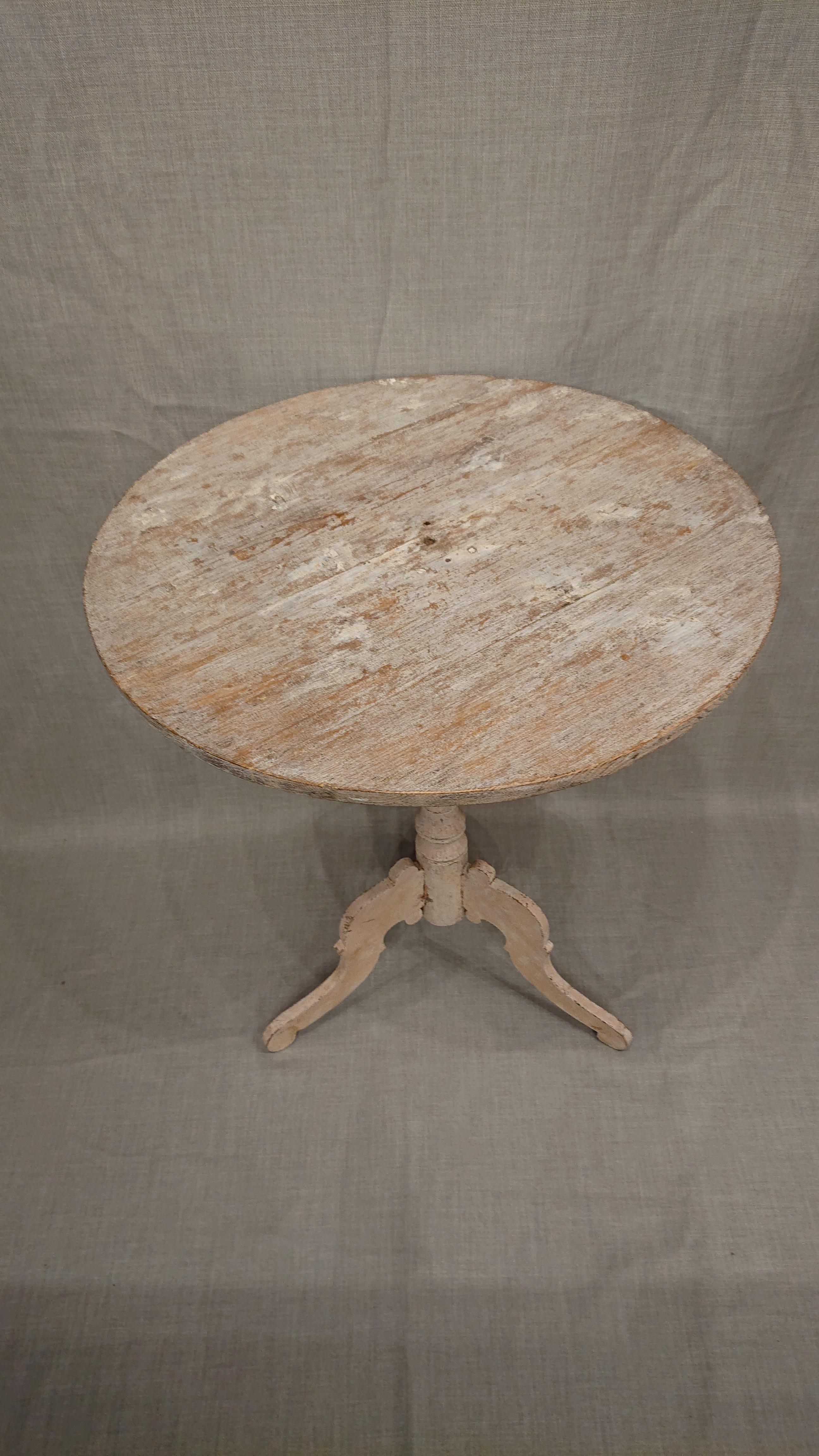 19th Century Swedish Gustavian Pedestal table with original paint For Sale 5