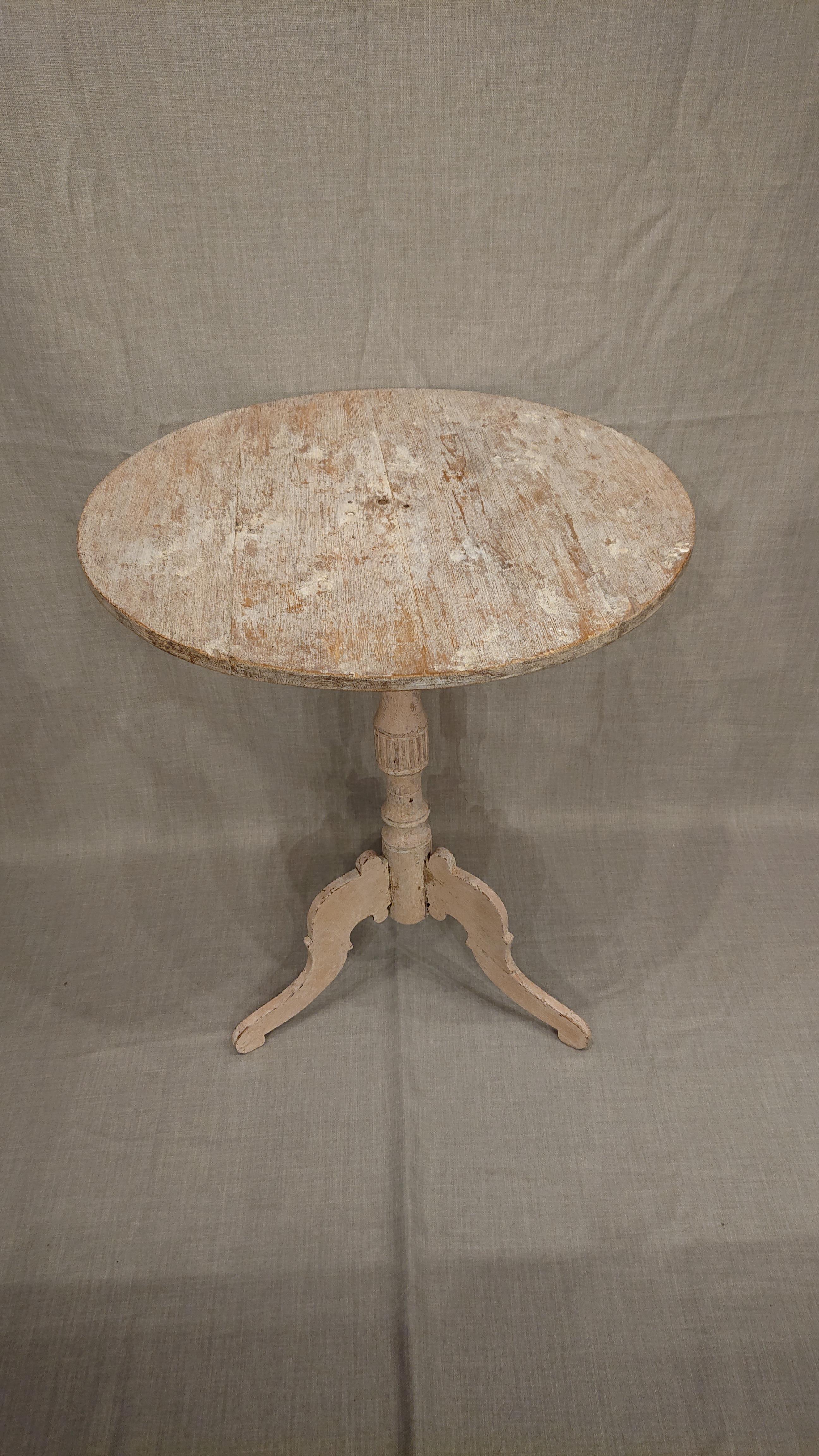 19th century Swedish Gustavian pedestal table from Skelleftea, Northern Sweden.
A charming classic 19th century Swedish round Pedestal table with turned base supported by beautifully carved legs .Nice carved details on the base.
The table is