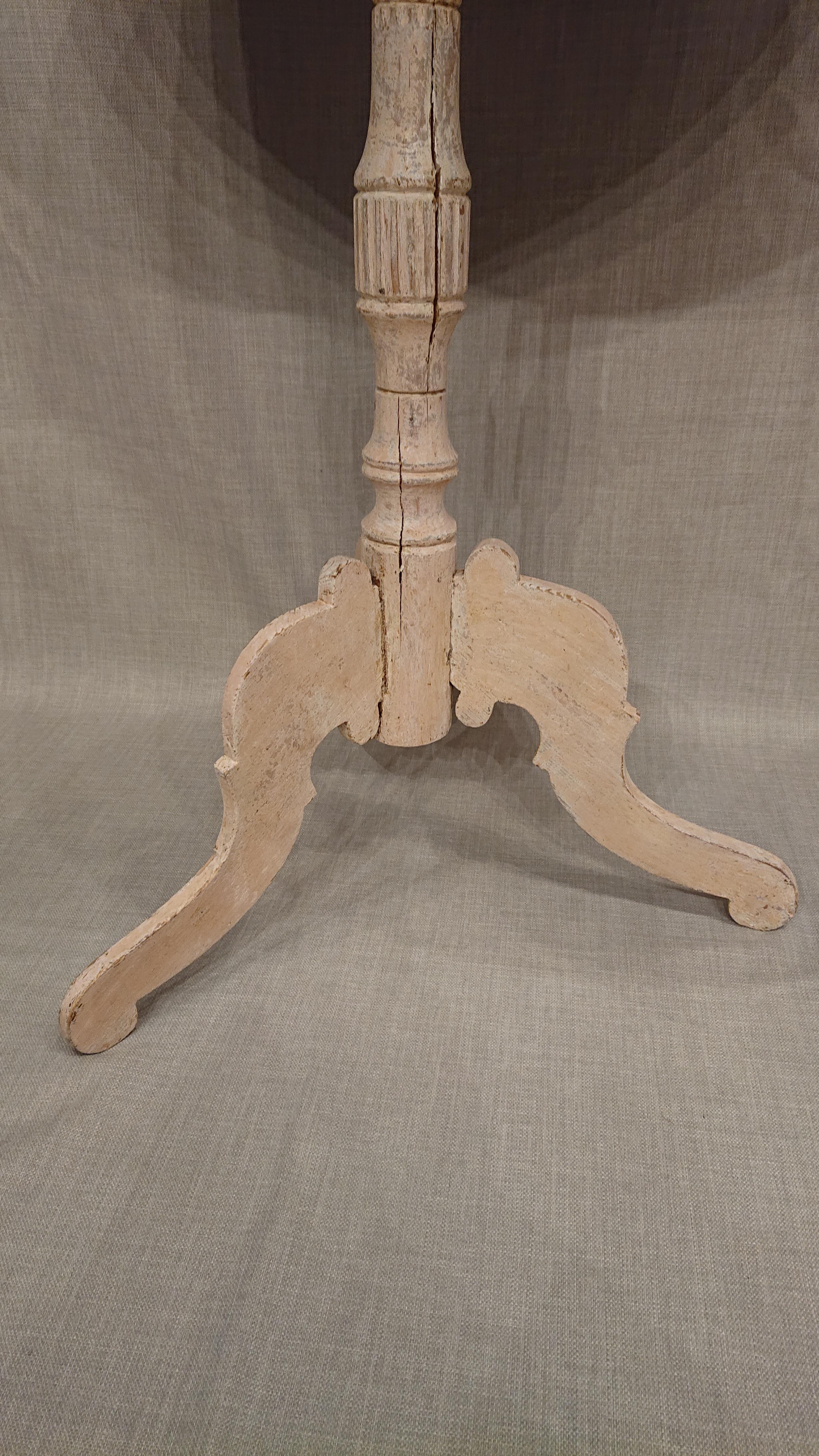 Pine 19th Century Swedish Gustavian Pedestal table with original paint For Sale