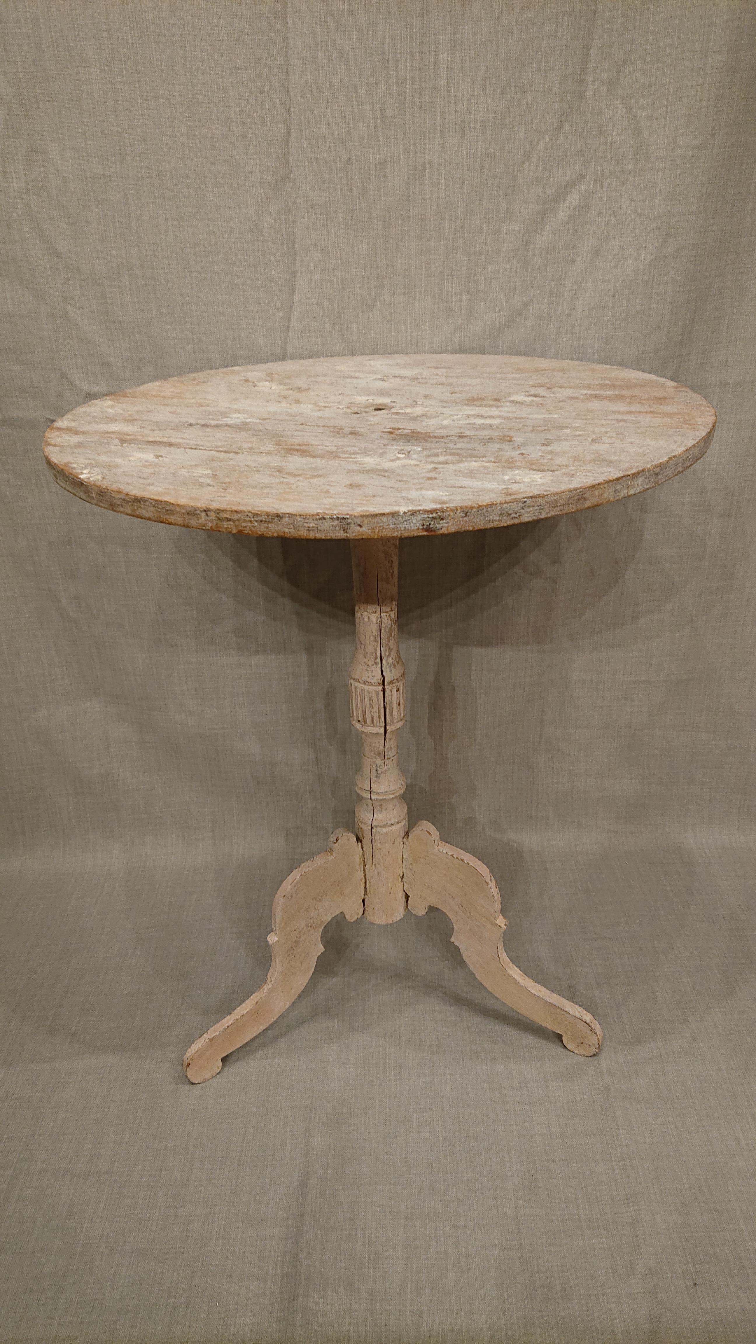 19th Century Swedish Gustavian Pedestal table with original paint For Sale 4