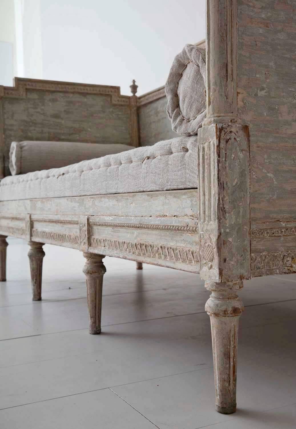 Hand-Carved 19th Century Swedish Gustavian Period Sofa Bench in Original Paint