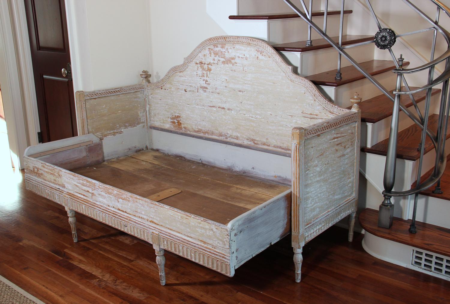 19th Century Swedish Gustavian Period Trundle Bed Sofa in Original Paint 5