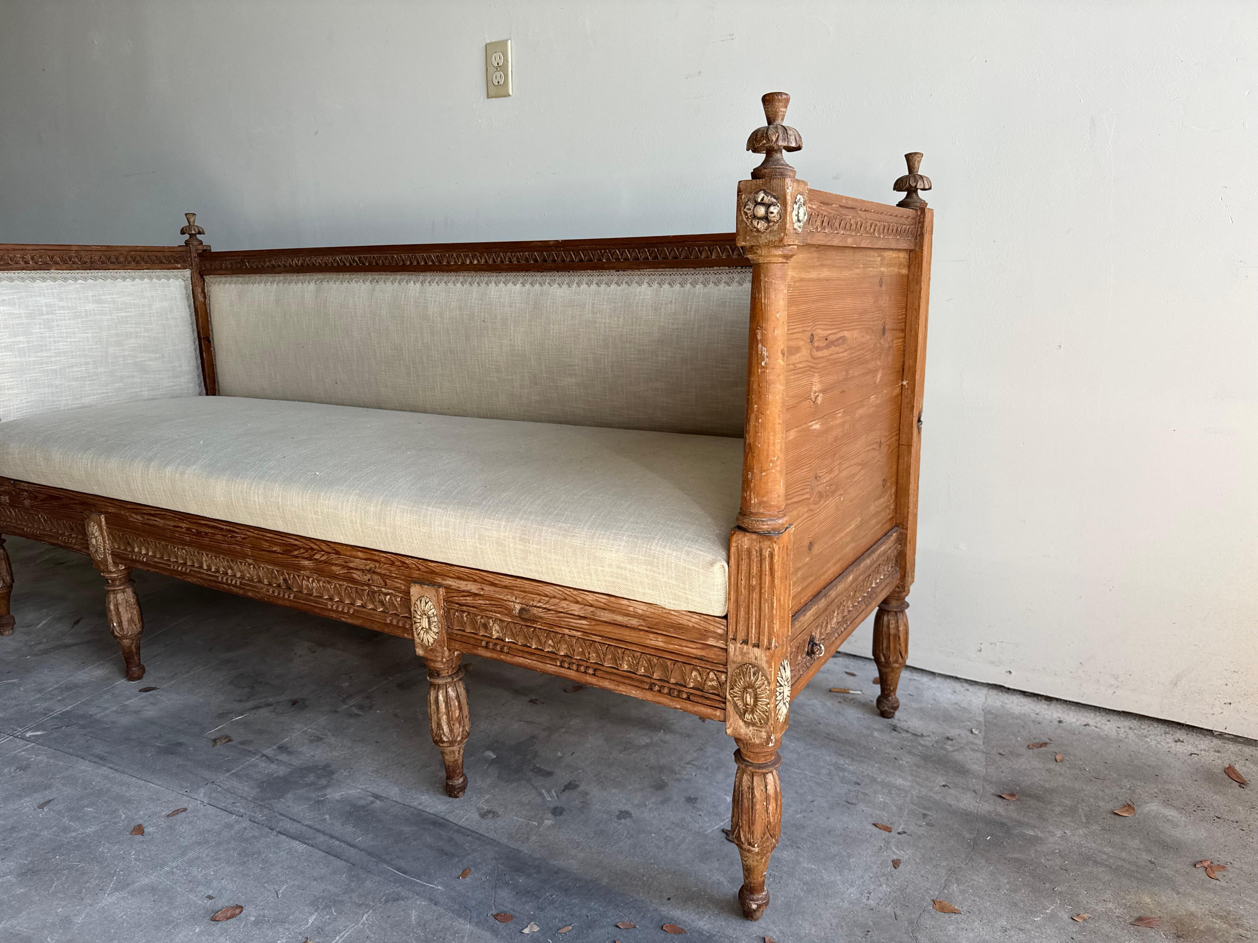19th Century Swedish Gustavian Pine Daybed - Antique Scandinavian Sofa Bench en Bueno estado para la venta en West Palm Beach, FL