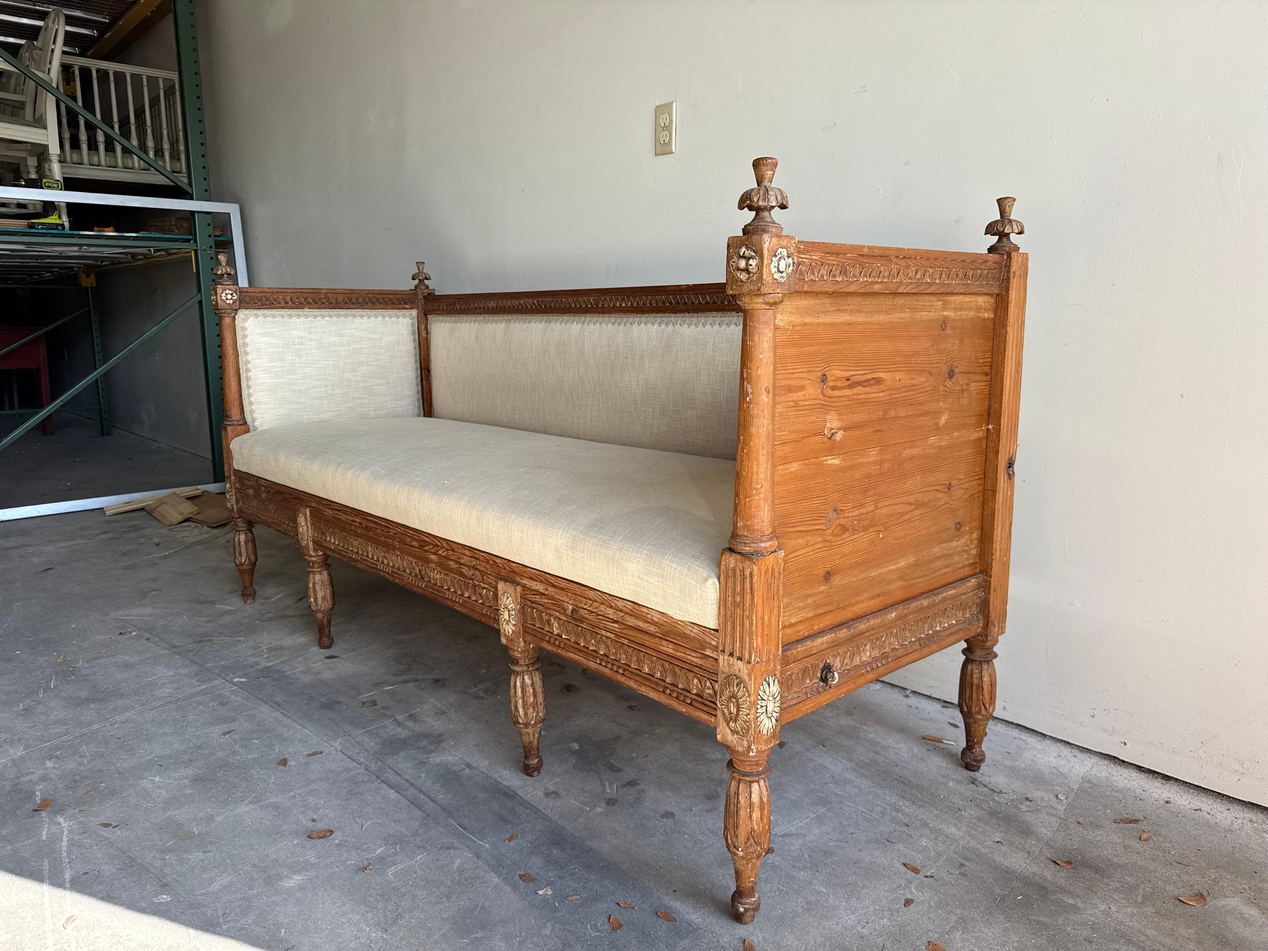 19th Century Swedish Gustavian Pine Daybed - Antique Scandinavian Sofa Bench siglo XIX en venta