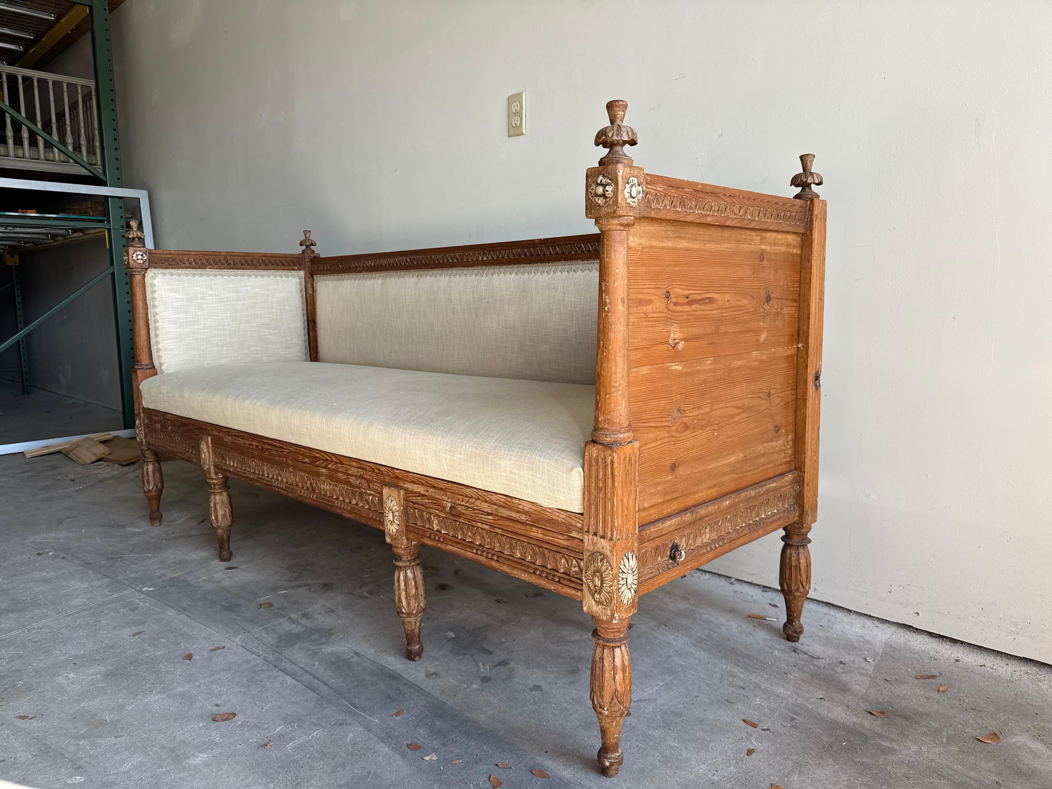 19th Century Swedish Gustavian Pine Daybed - Antique Scandinavian Sofa Bench Tapicería en venta