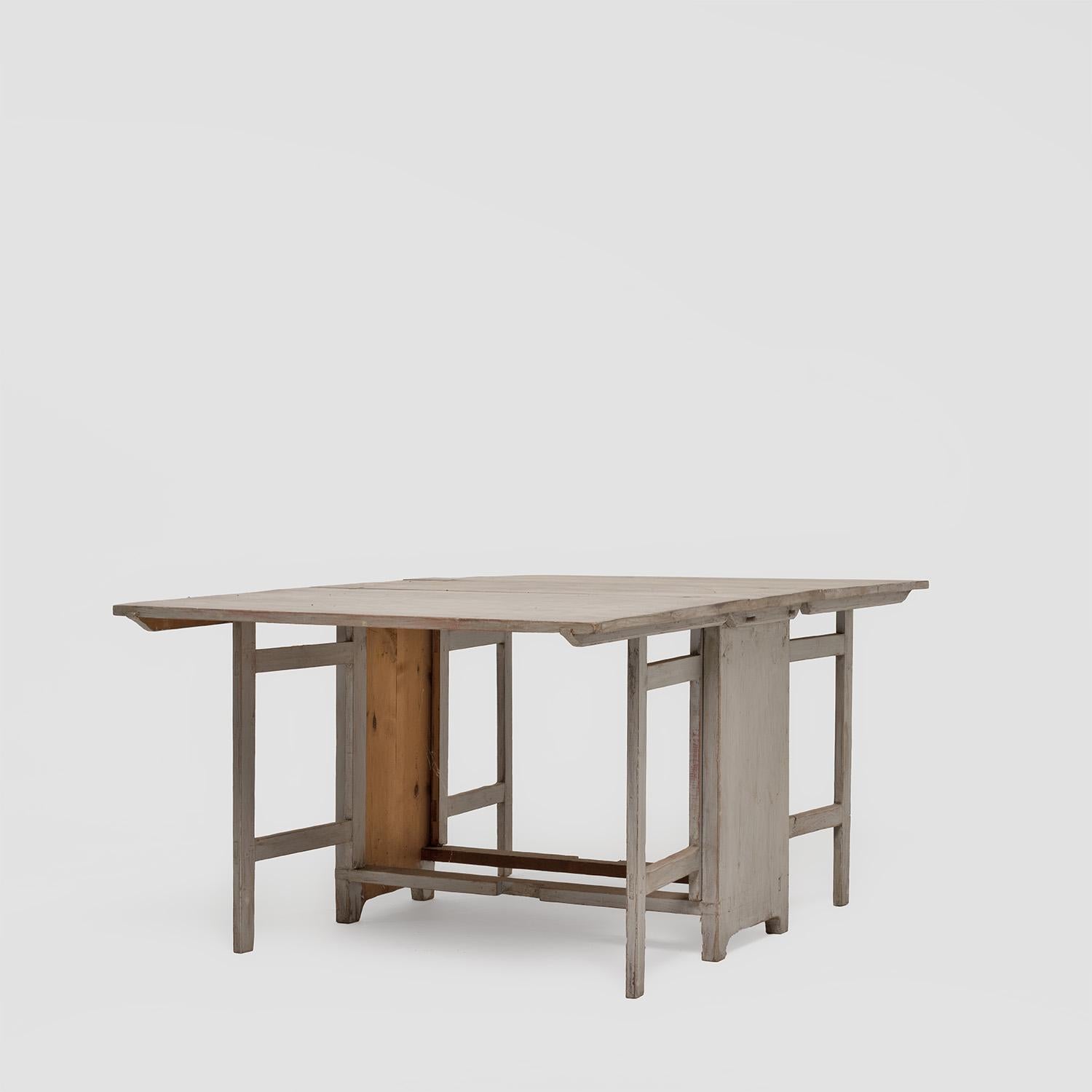 Ein antiker schwedischer Gustavianischer Klaffbord-Tisch (Klapptisch) aus handgefertigtem Kiefernholz, in gutem Zustand. Der skandinavische klappbare Ess- und Küchentisch hat eine graublaue Oberfläche und wird von einem Holzrahmen und Beinen