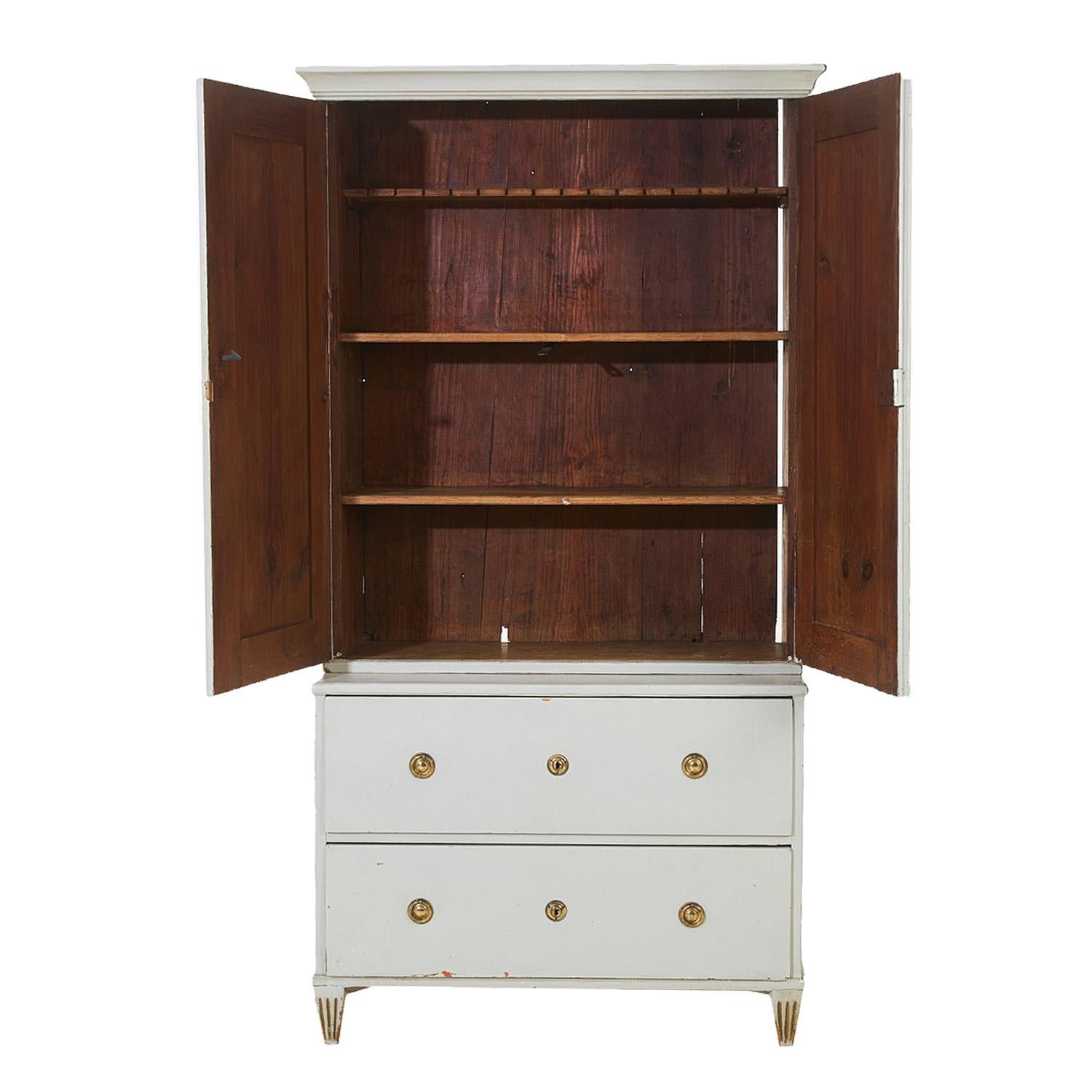 Antiguo mueble de salón sueco de principios del siglo XIX, de madera de pino pintada a mano, de color blanco grisáceo, en buen estado. La parte superior del bufé escandinavo se compone de dos puertas y tres estantes, detallados con sus herrajes