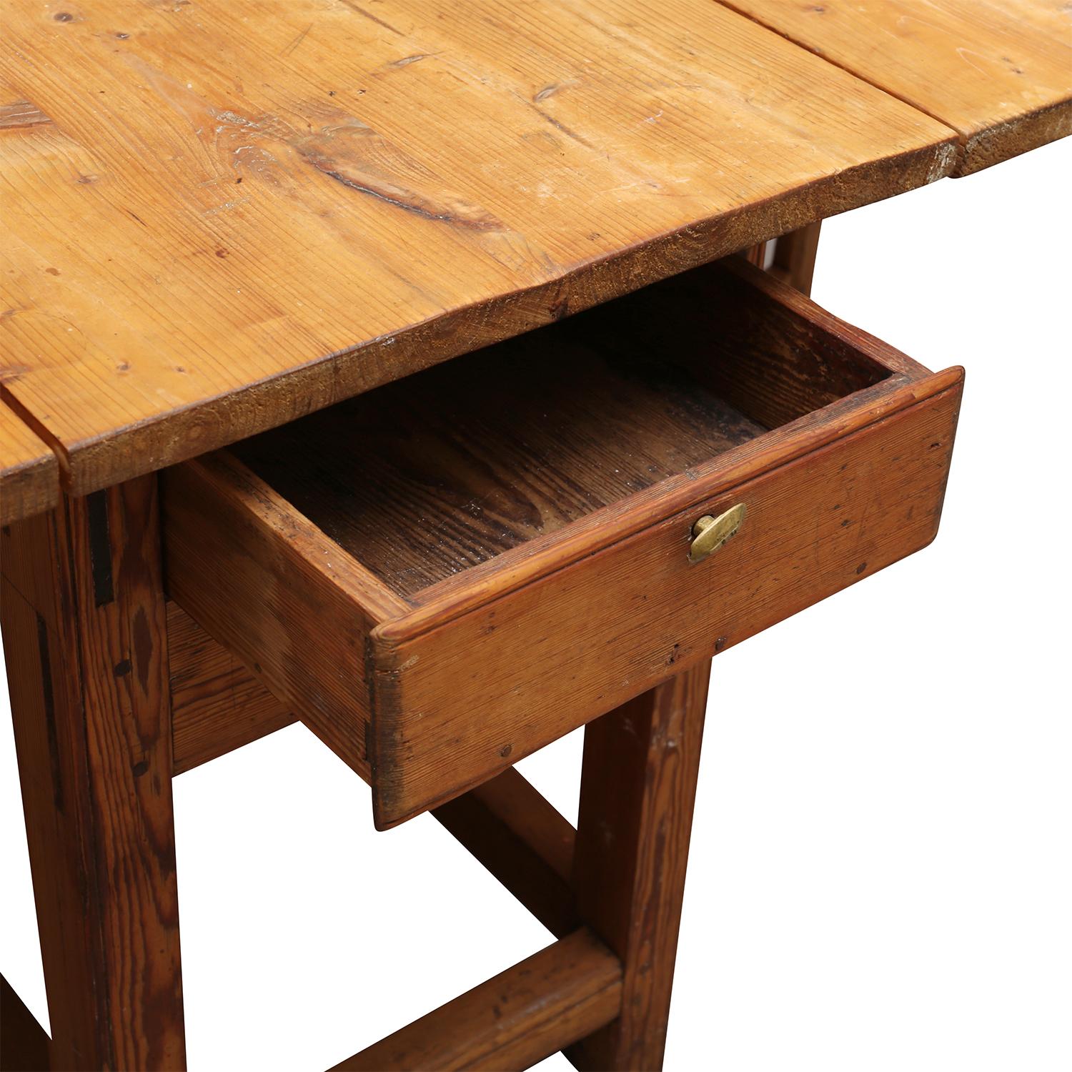 Suédois Slagbord de pin gustavien suédois du 19ème siècle - Table de salle à manger ancienne à abattants en vente