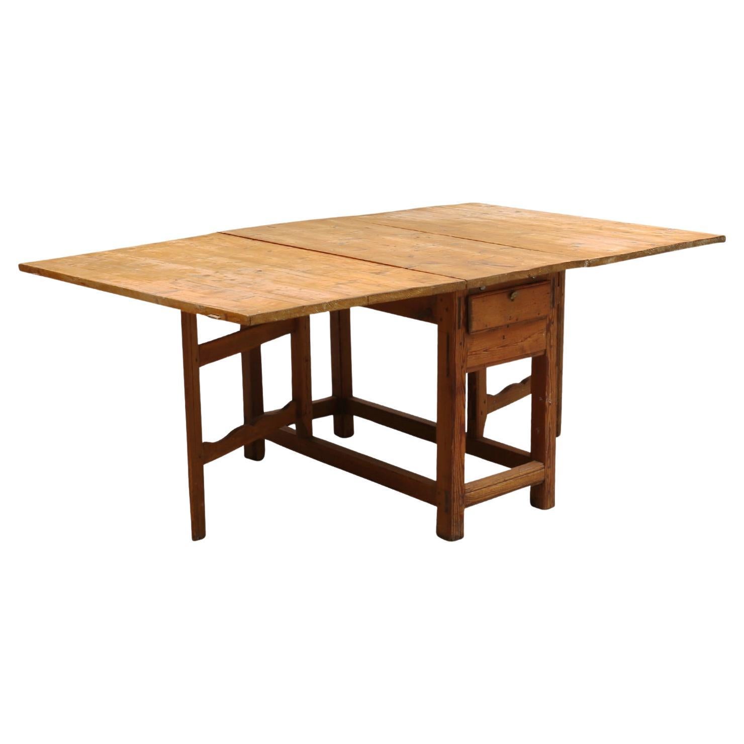 Slagbord de pin gustavien suédois du 19ème siècle - Table de salle à manger ancienne à abattants en vente