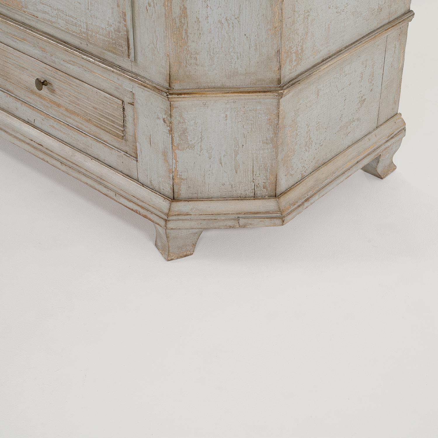 19th Century Swedish Gustavian Pinewood Armoire - Antique Scandinavian Cabinet For Sale 2