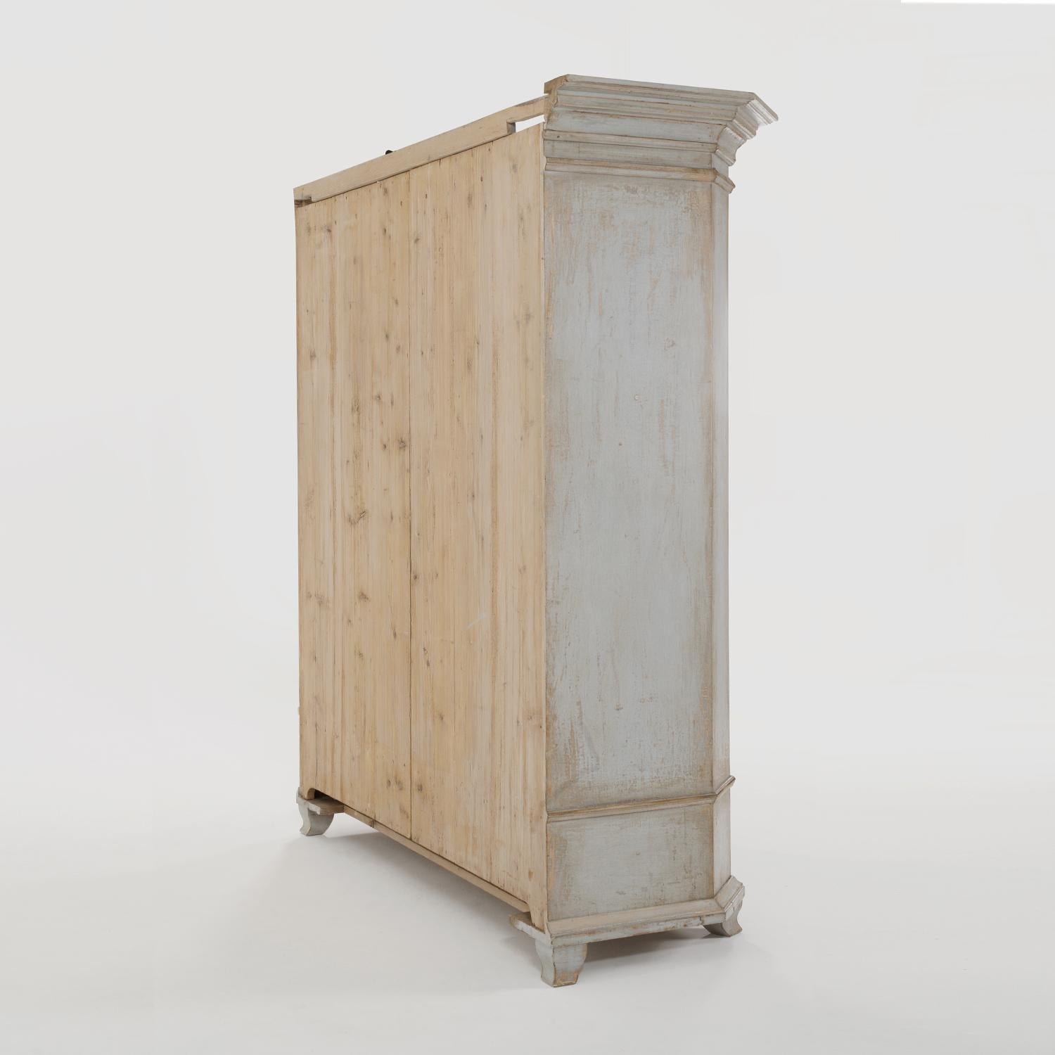 Armoire gustavienne suédoise du 19ème siècle en bois de pin - Antique armoire scandinave en vente 3