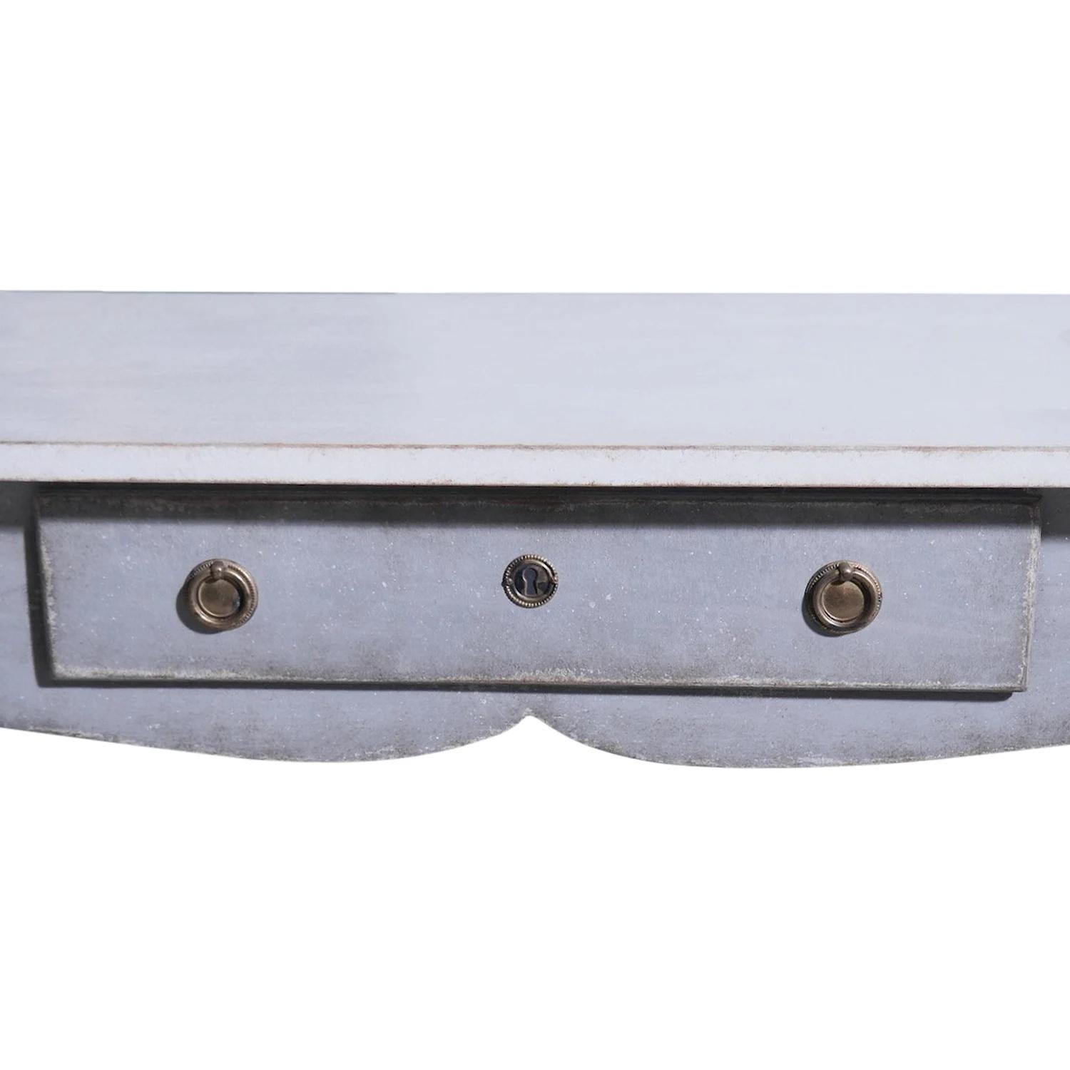 A light-grey, antique Swedish Gustavian console table made of hand crafted painted Pinewood, in good condition. The freestanding Scandinavian end table is composed with a white rectangular top, consisting a large drawer, particularized by its